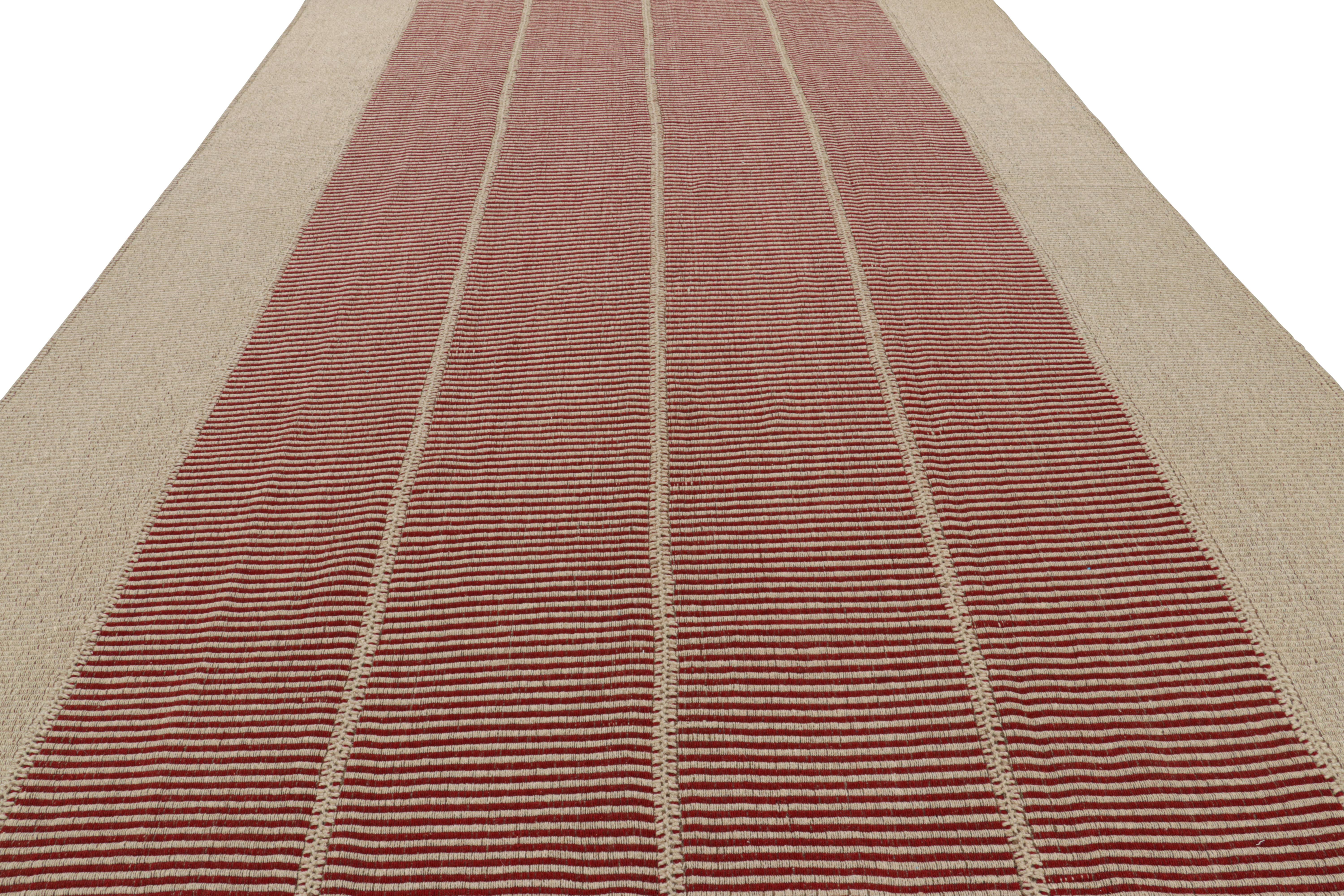 Rug & Kilim's Contemporary Kilim in Rot und Beige Textural Stripes  (Handgewebt) im Angebot