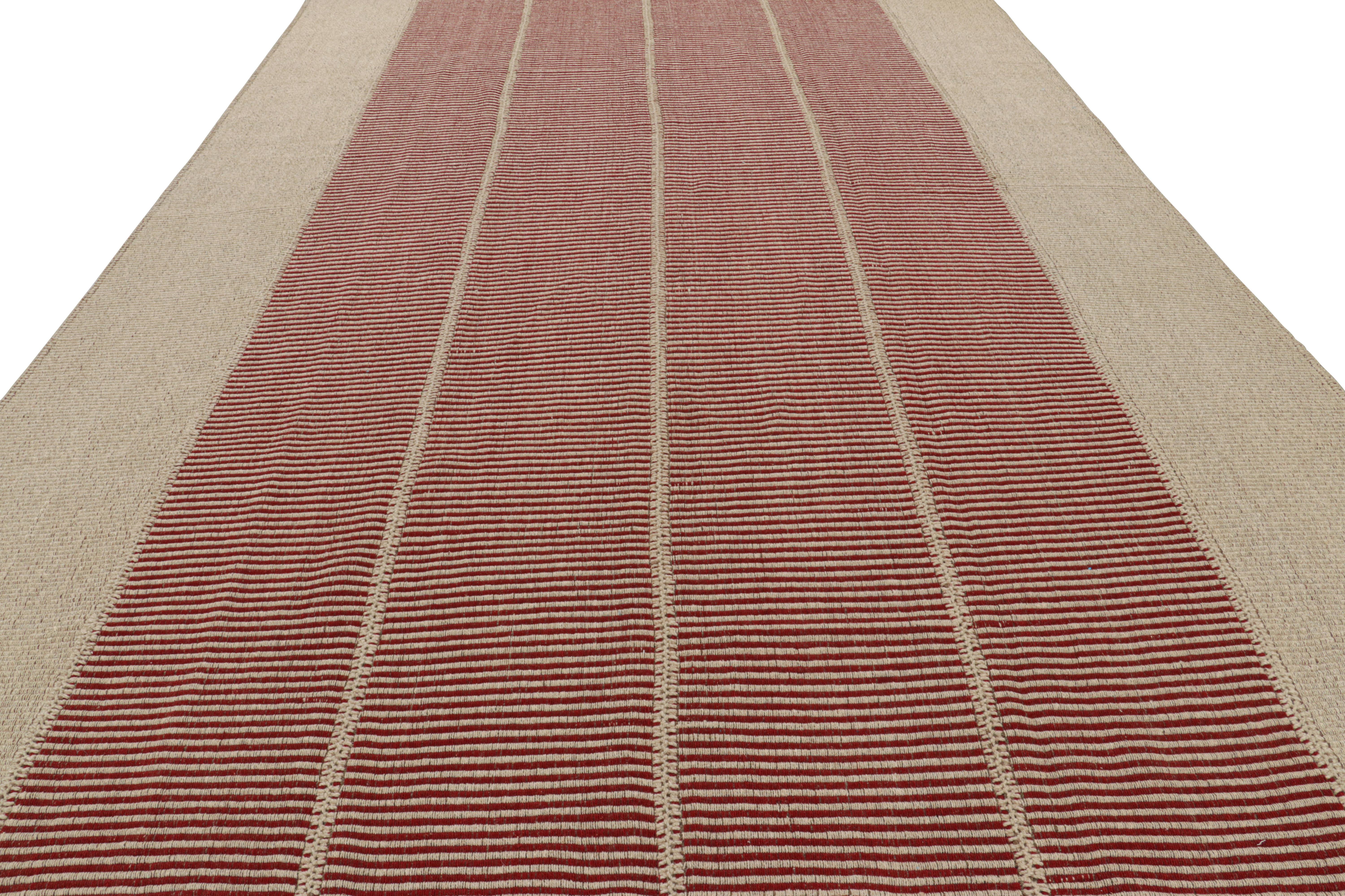 Tissé à la main Rug & Kilim's Contemporary Kilim in Red and Beige Textural Stripes (Kilim contemporain à rayures texturées rouges et beiges) en vente