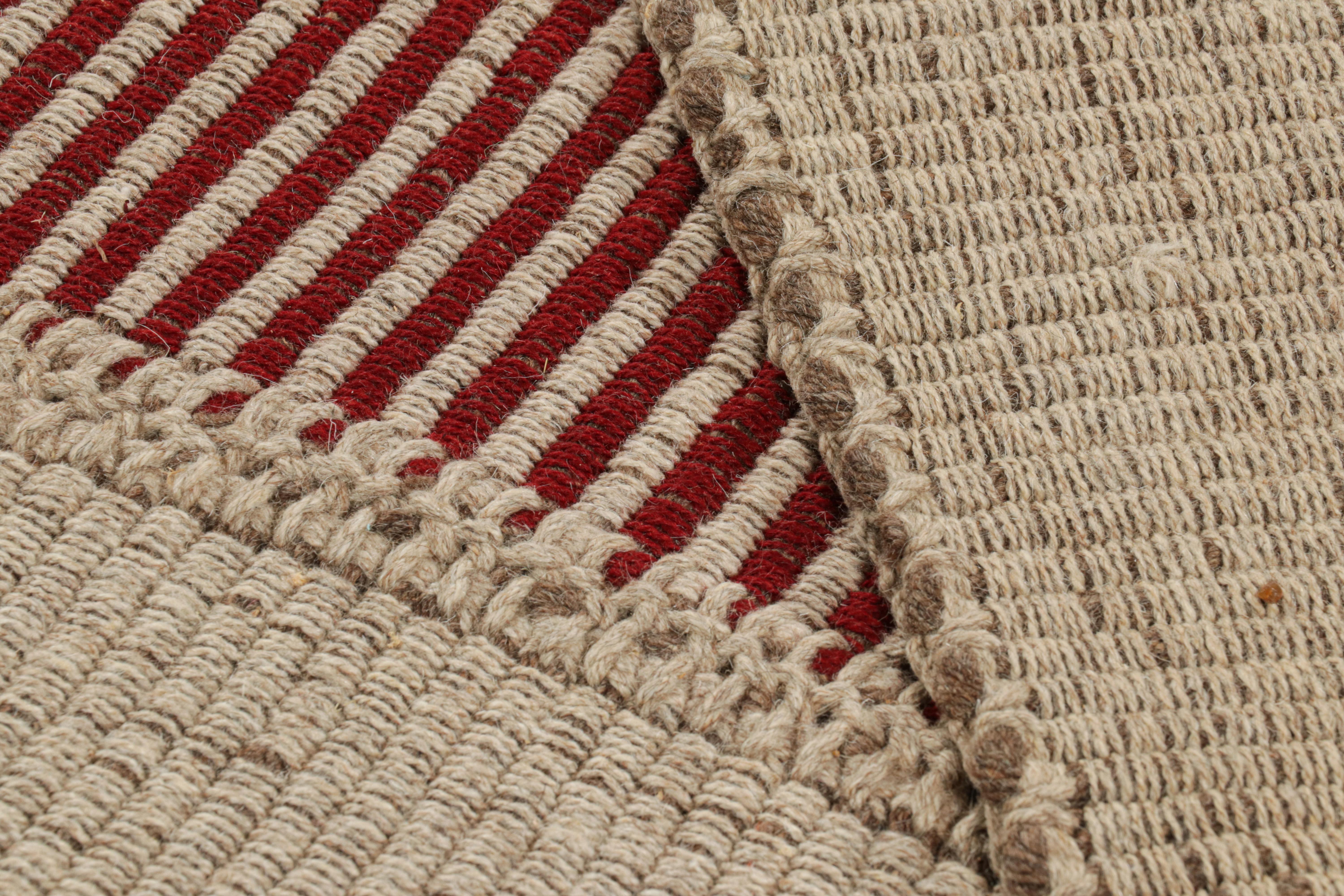 Rug & Kilim's Contemporary Kilim in Rot und Beige Textural Stripes  (Wolle) im Angebot
