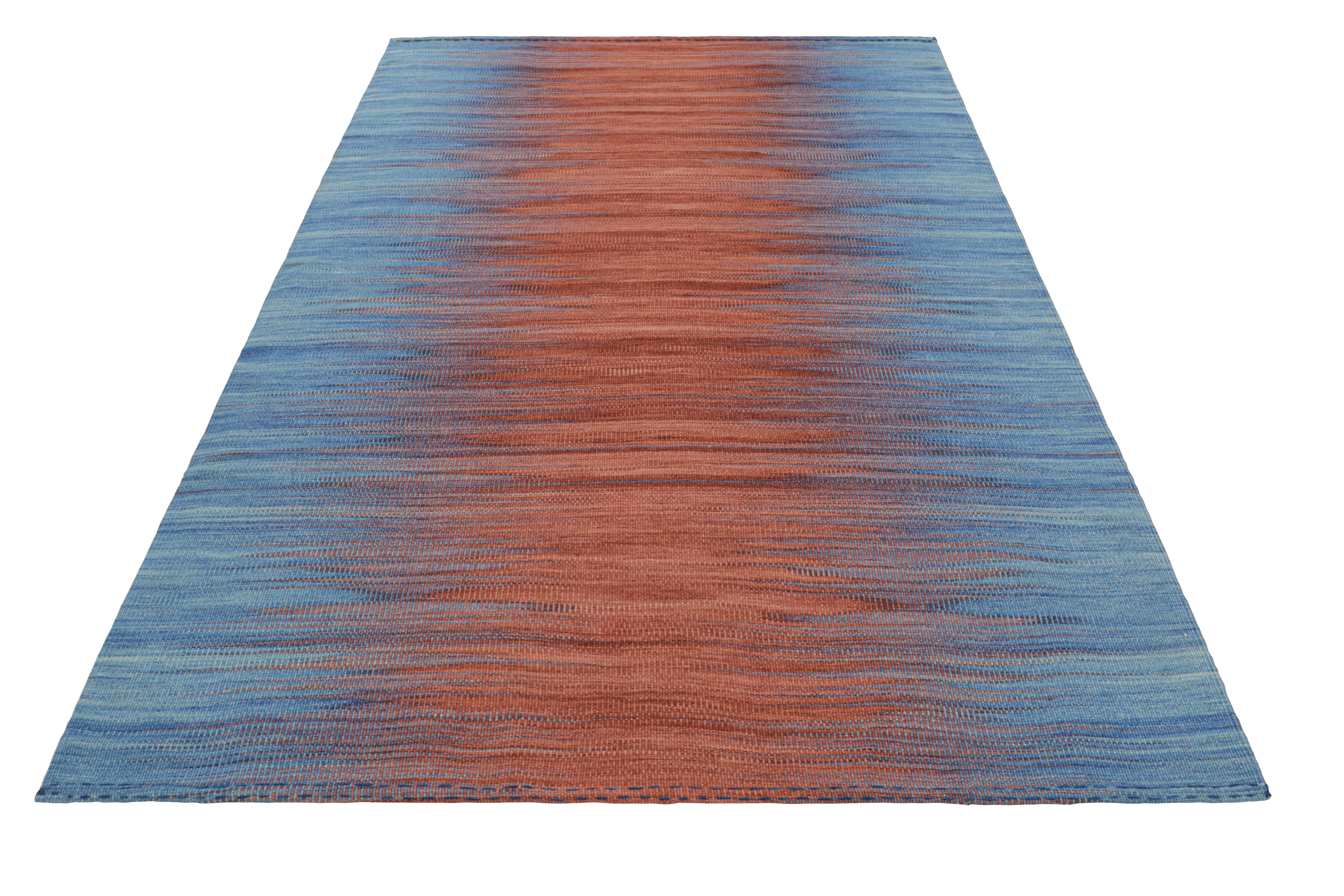 Moderno Rug & Kilim è un kilim contemporaneo a strisce rosse e blu con motivo geometrico in vendita
