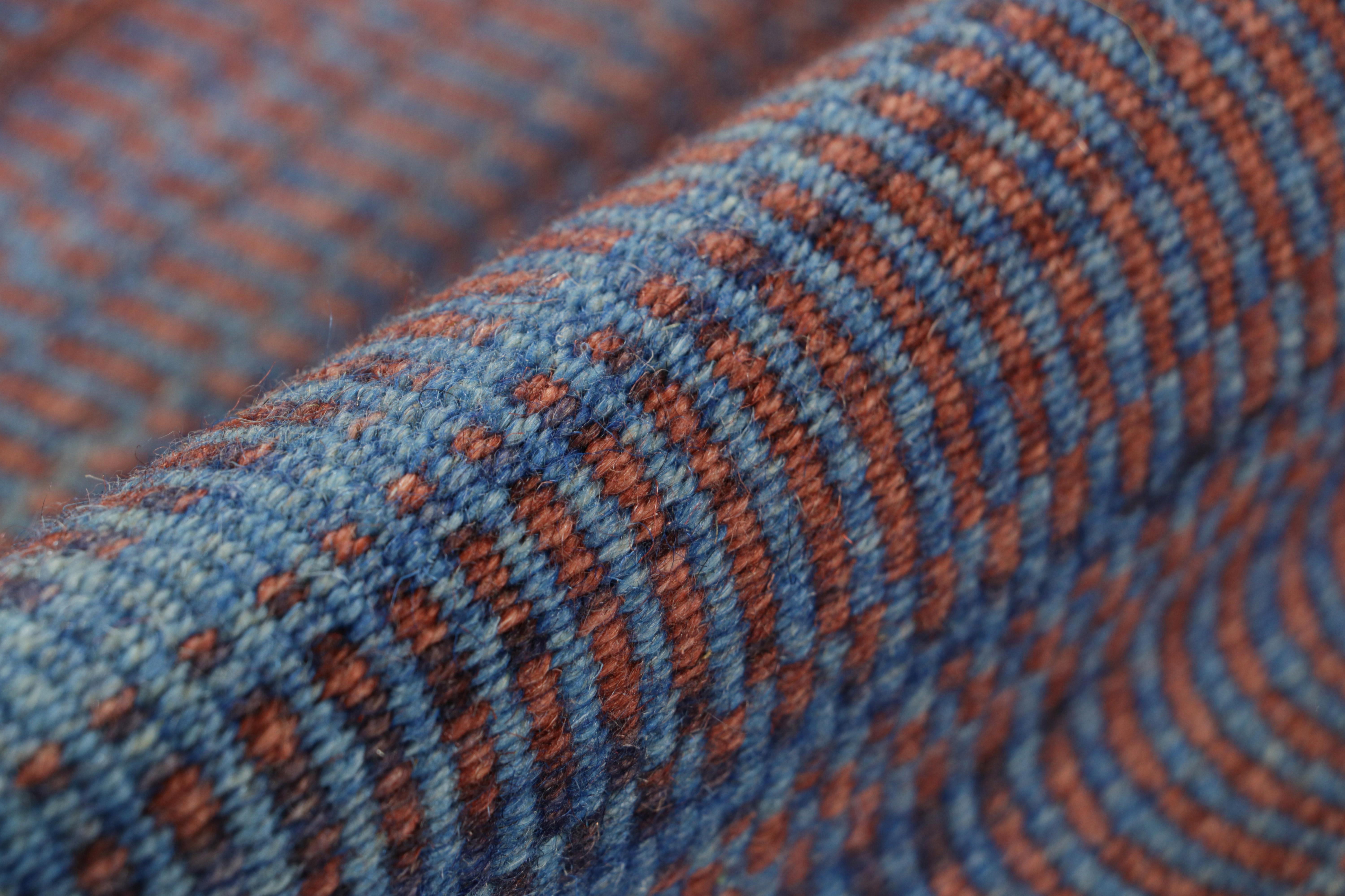 Turco Rug & Kilim è un kilim contemporaneo a strisce rosse e blu con motivo geometrico in vendita
