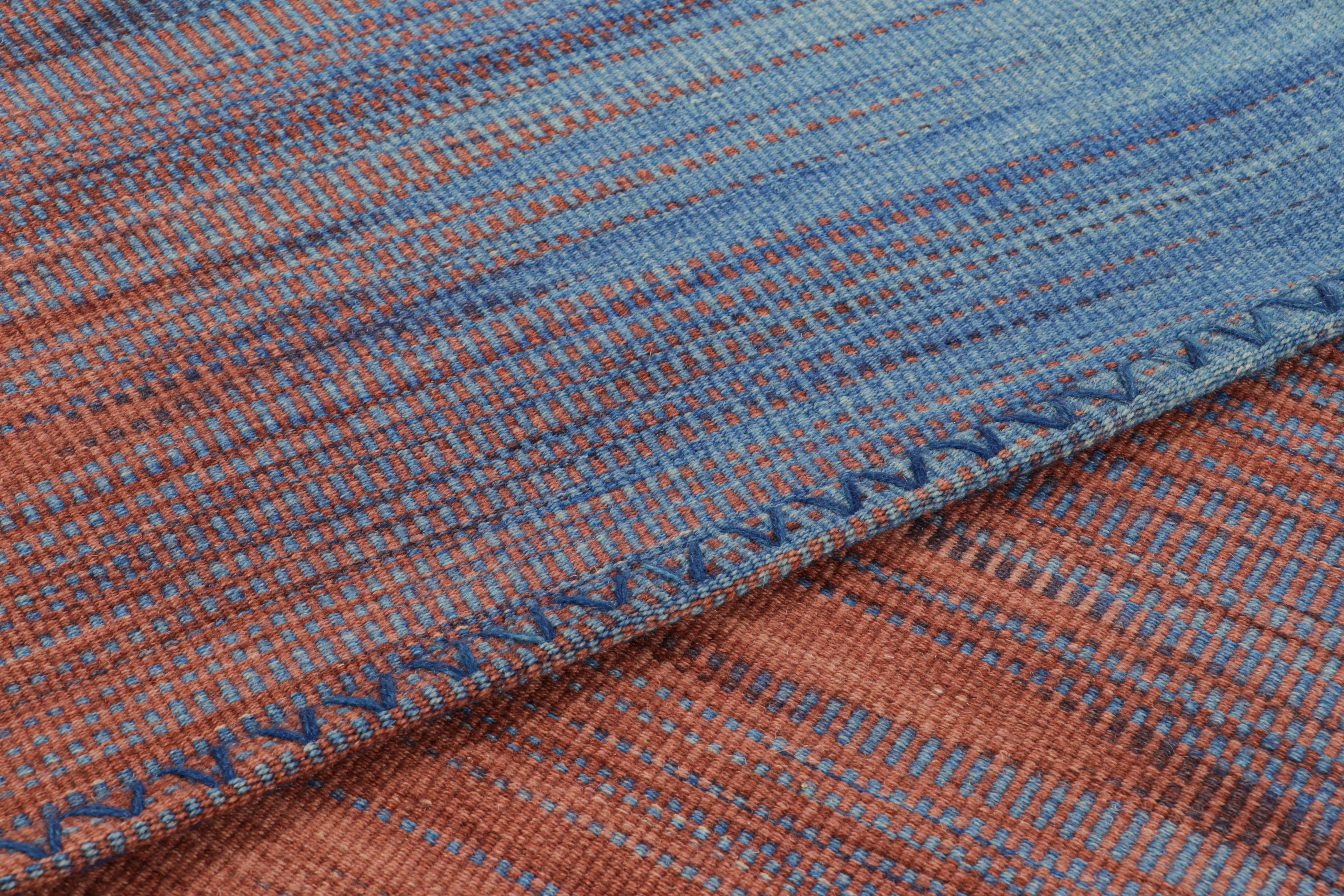 Tessuto a mano Rug & Kilim è un kilim contemporaneo a strisce rosse e blu con motivo geometrico in vendita