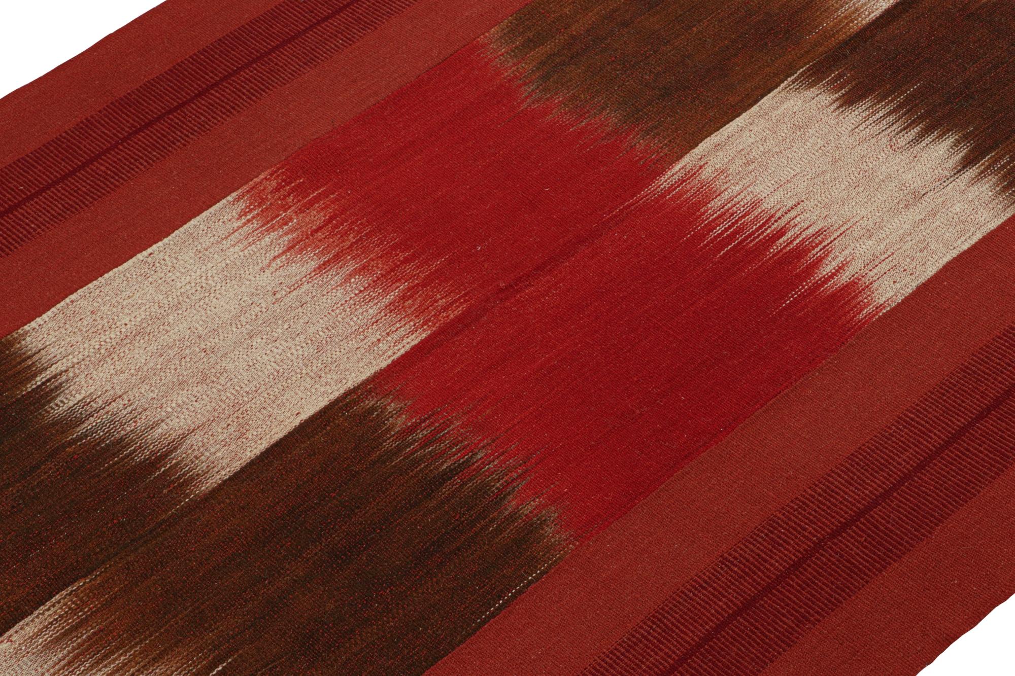 Annodato a mano Rug & Kilim: Kilim contemporaneo in rosso, marrone e bianco sporco in vendita