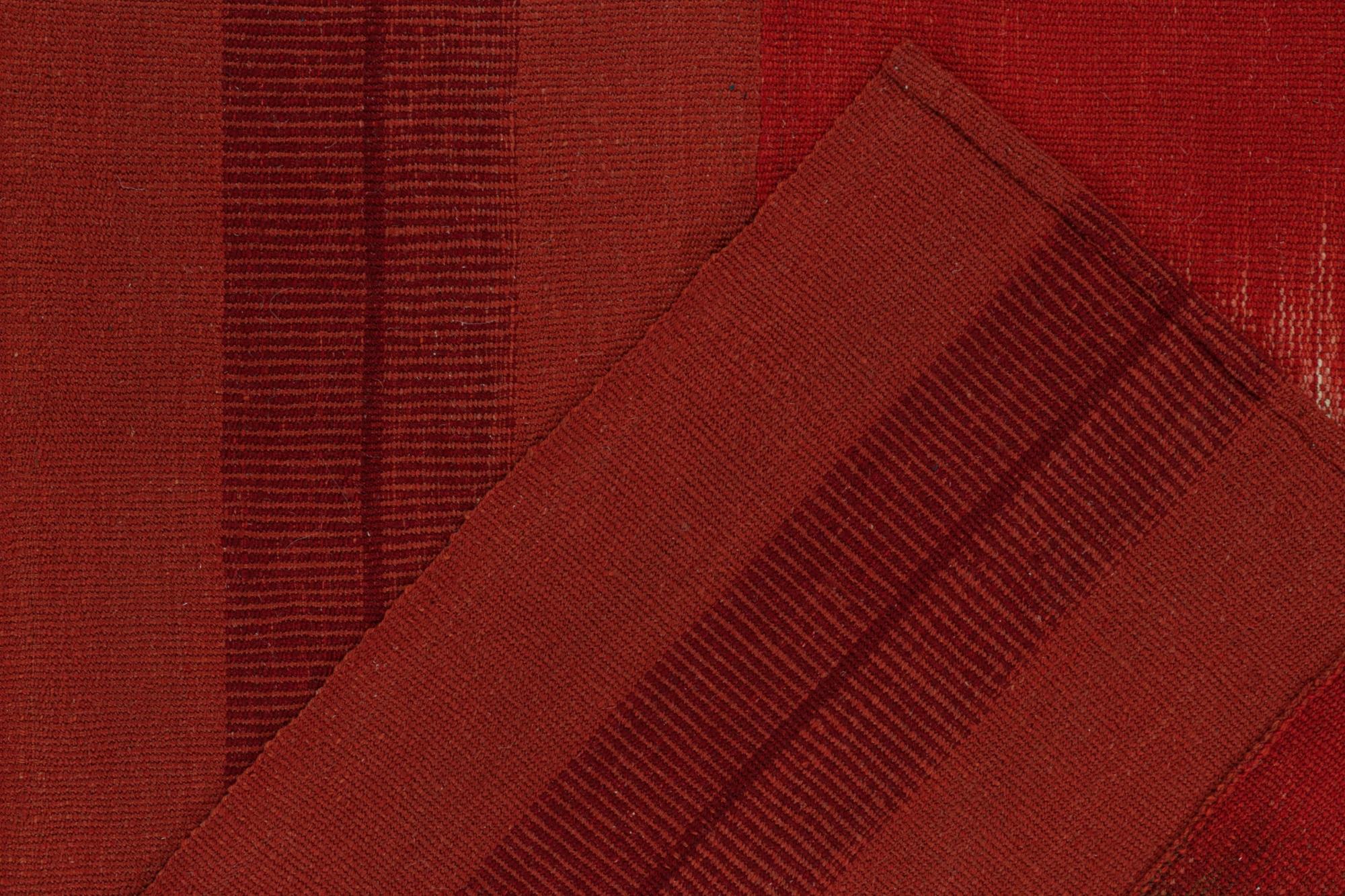 Laine Kilim contemporain de Rug & Kilim en rouge, brun et blanc cassé en vente
