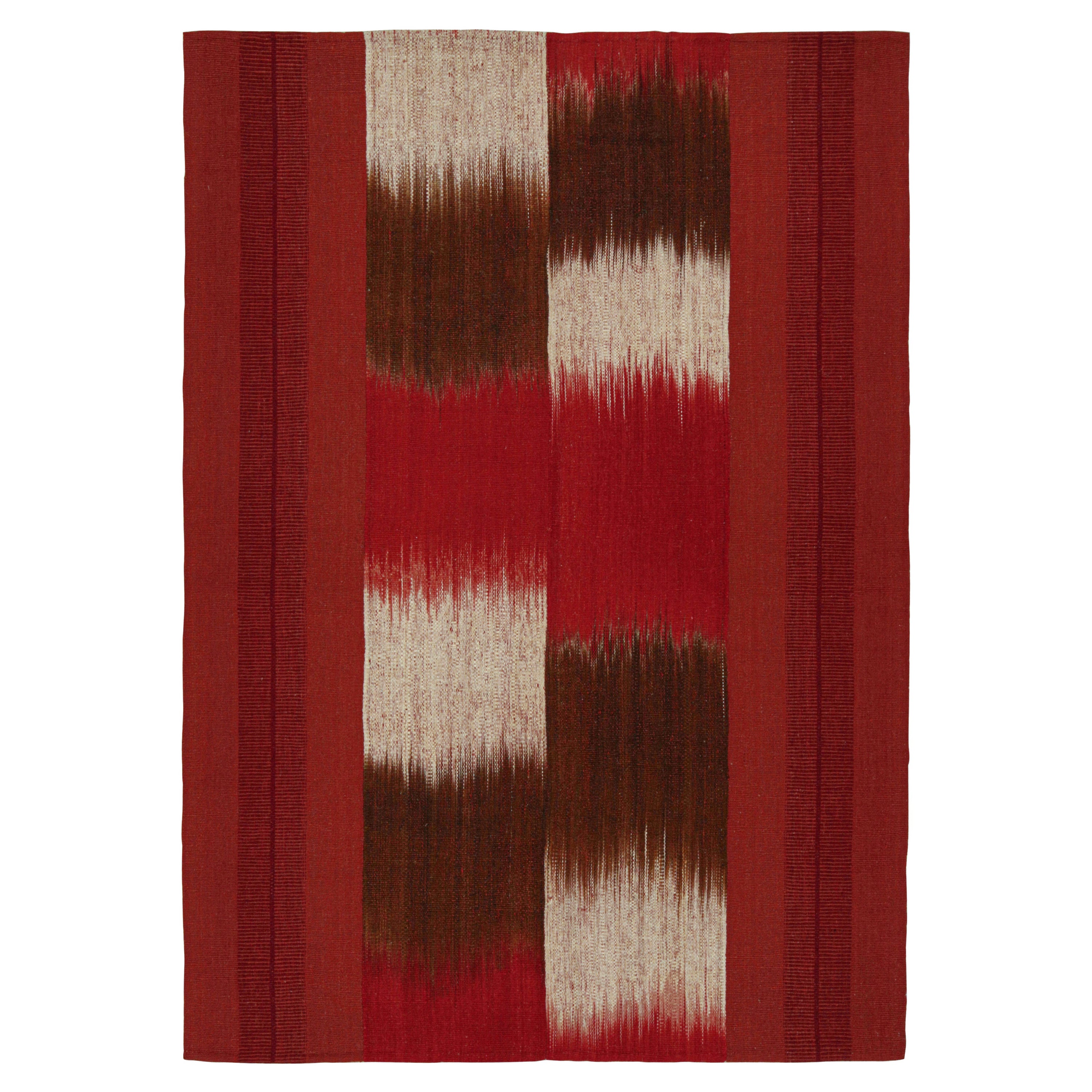 Kilim contemporain de Rug & Kilim en rouge, brun et blanc cassé en vente