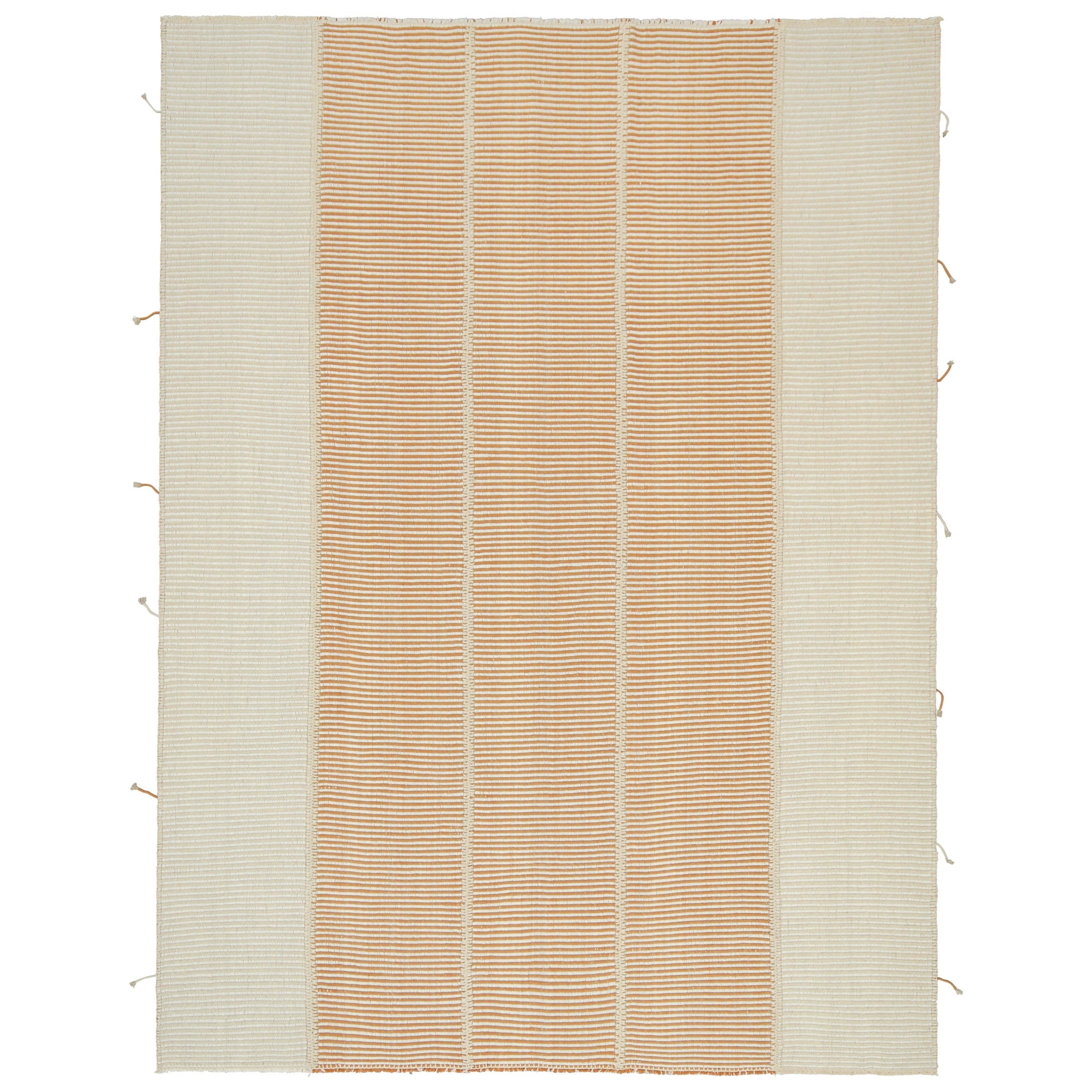 Rug
Kilim è un kilim contemporaneo a strisce color arancio ruggine e bianco crema.