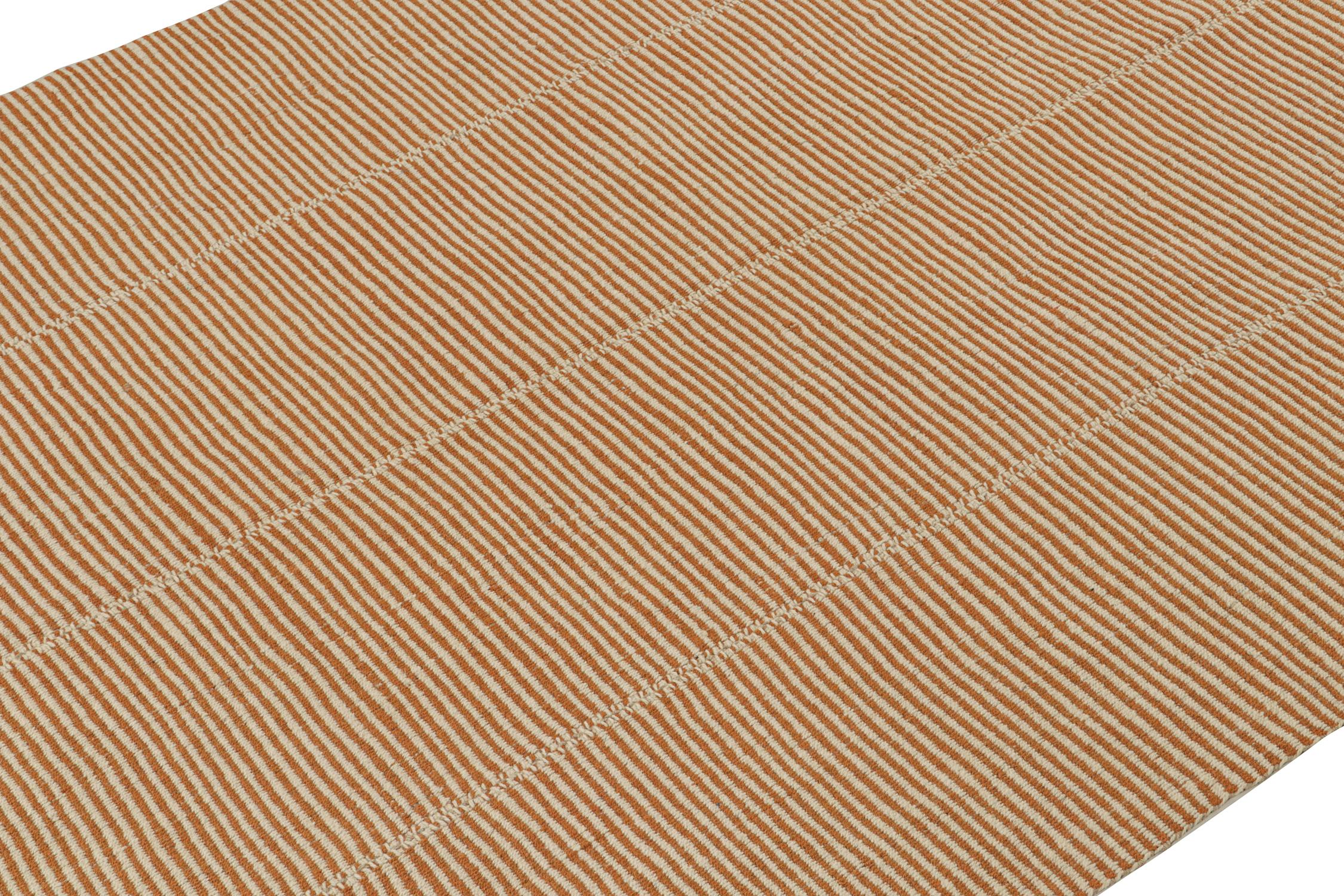 Perse Rug & Kilim's Contemporary Kilim in Rust with Off-White Notes (Kilim contemporain en rouille avec des notes en blanc cassé) en vente