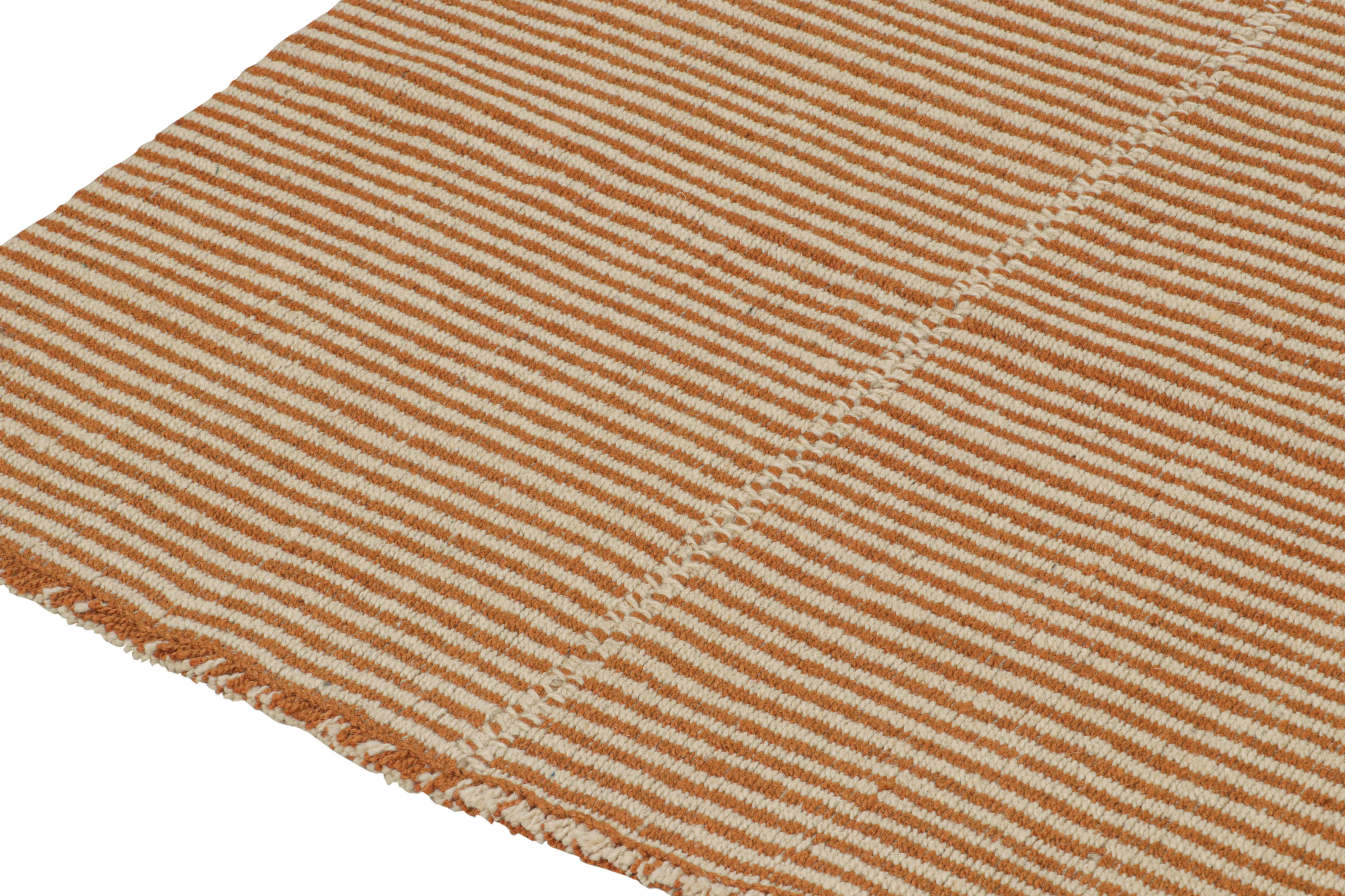 Noué à la main Rug & Kilim's Contemporary Kilim in Rust with Off-White Notes (Kilim contemporain en rouille avec des notes en blanc cassé) en vente