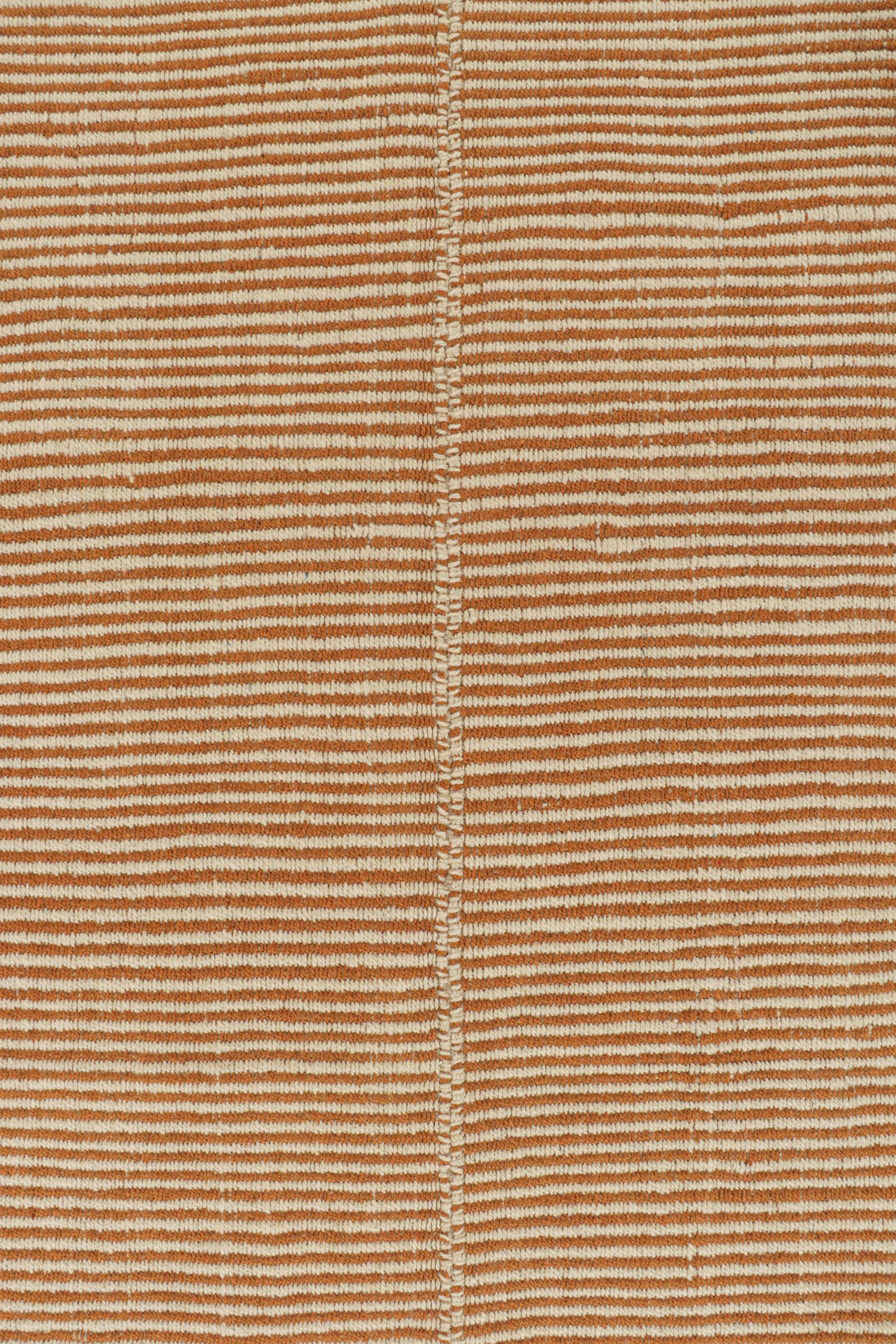 Rug & Kilim's Contemporary Kilim in Rust with Off-White Notes (Kilim contemporain en rouille avec des notes en blanc cassé) Neuf - En vente à Long Island City, NY