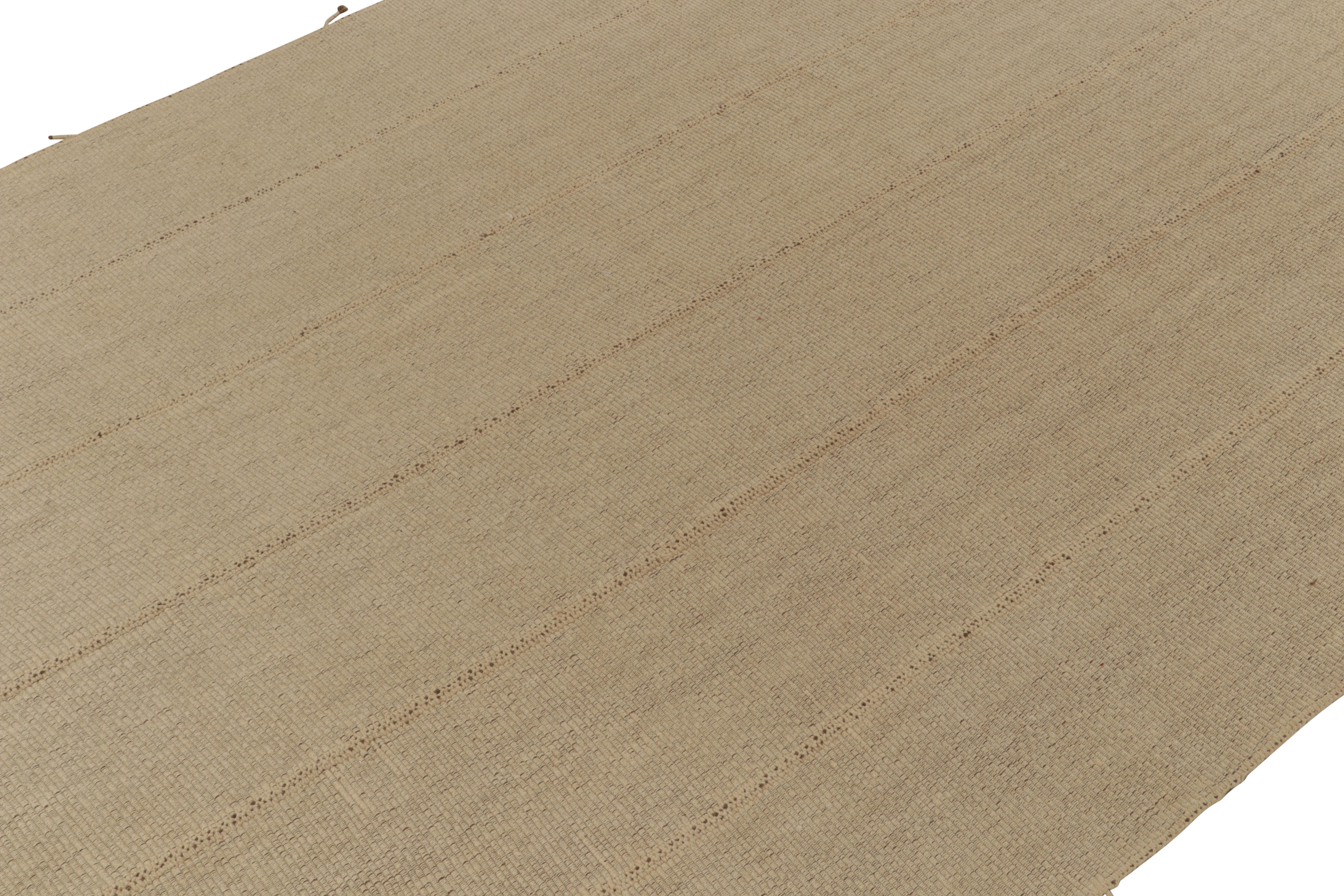 Kilim contemporáneo de Rug & Kilim en color arena, estilo tejido con paneles sólidos de color beige-marrón Anudado a mano en venta