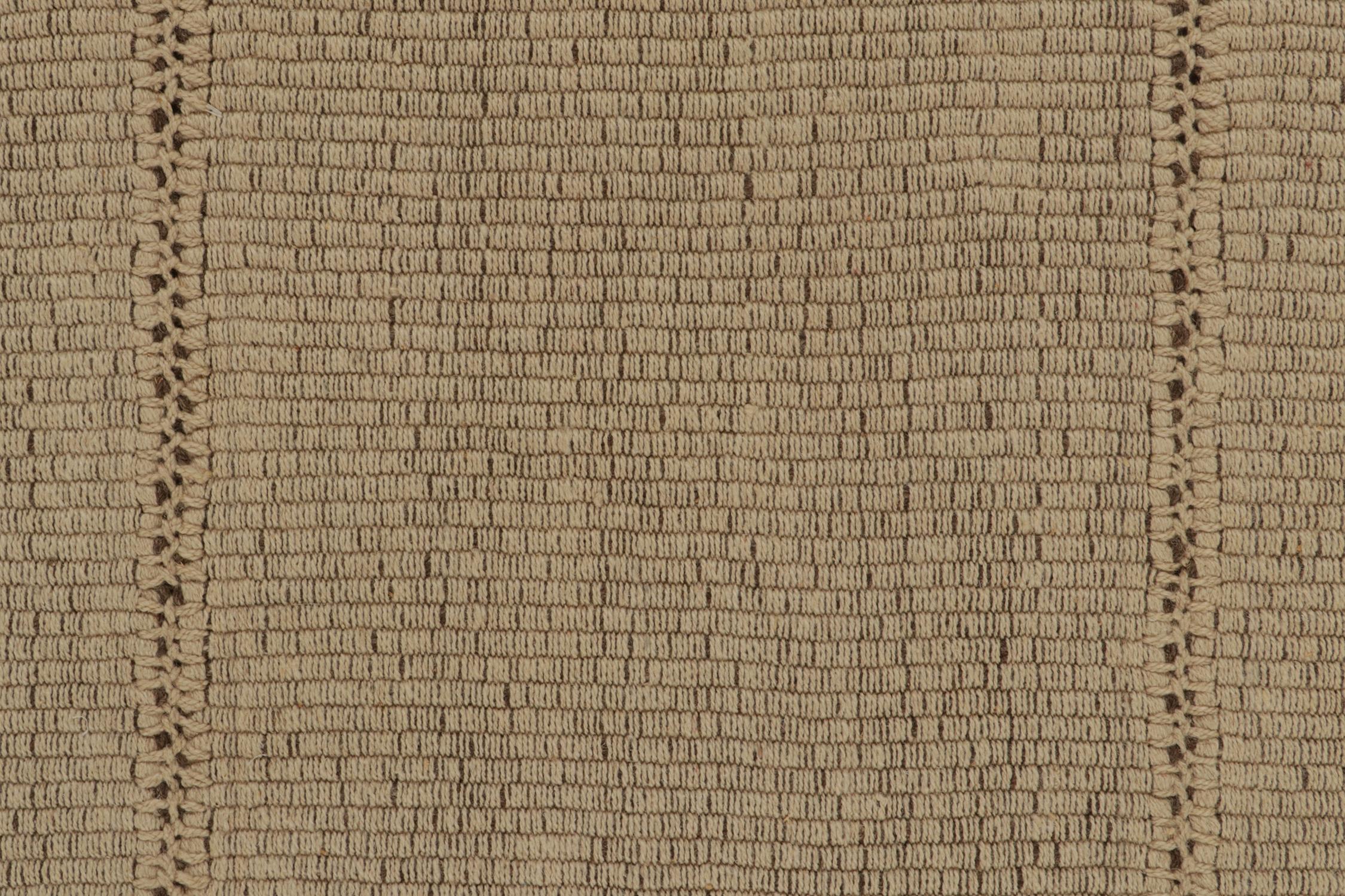 XXIe siècle et contemporain Rug & Kilim's Contemporary Kilim in Sandy, Solid Beige-Brown Panel Woven Style (Kilim contemporain en sable, panneau solide beige-brun) en vente