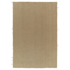 Rug & Kilim's Contemporary Kilim in Sandy, Solid Beige-Brown Panel Woven Style (Kilim contemporain en sable, panneau solide beige-brun)