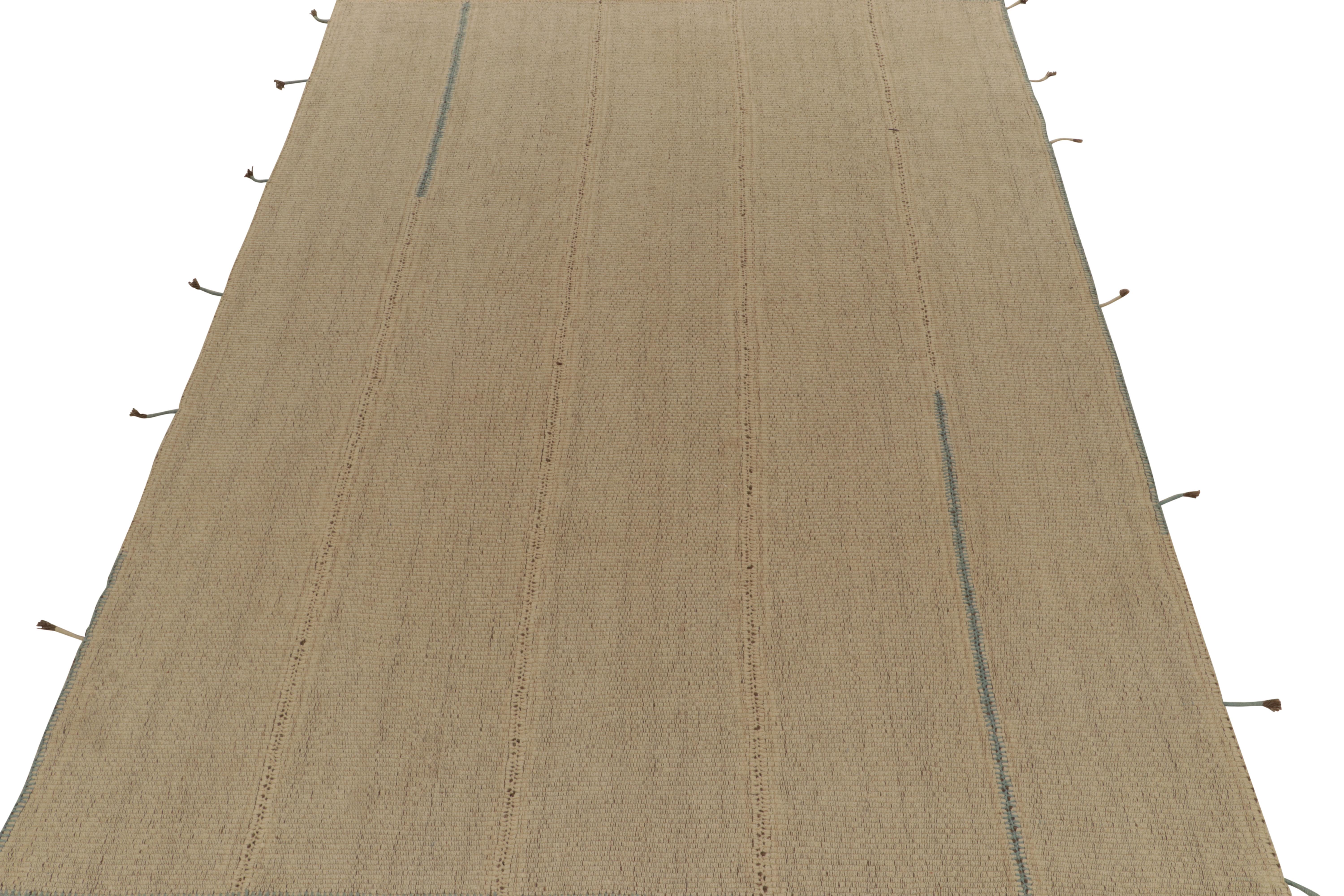 Afghano Rug & Kilim è un kilim contemporaneo in tinta unita beige-marrone con accenti blu. in vendita