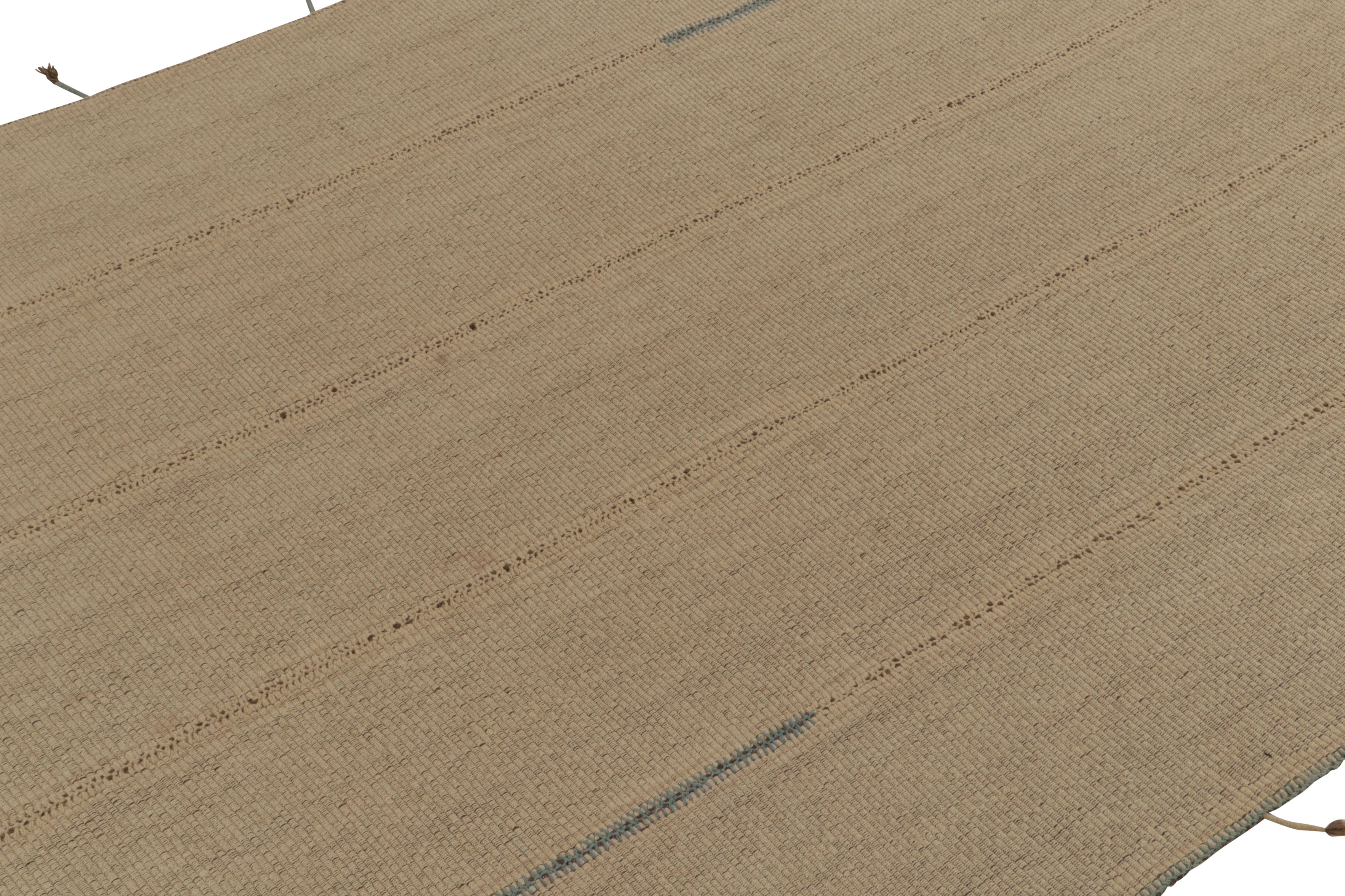 Annodato a mano Rug & Kilim è un kilim contemporaneo in tinta unita beige-marrone con accenti blu. in vendita