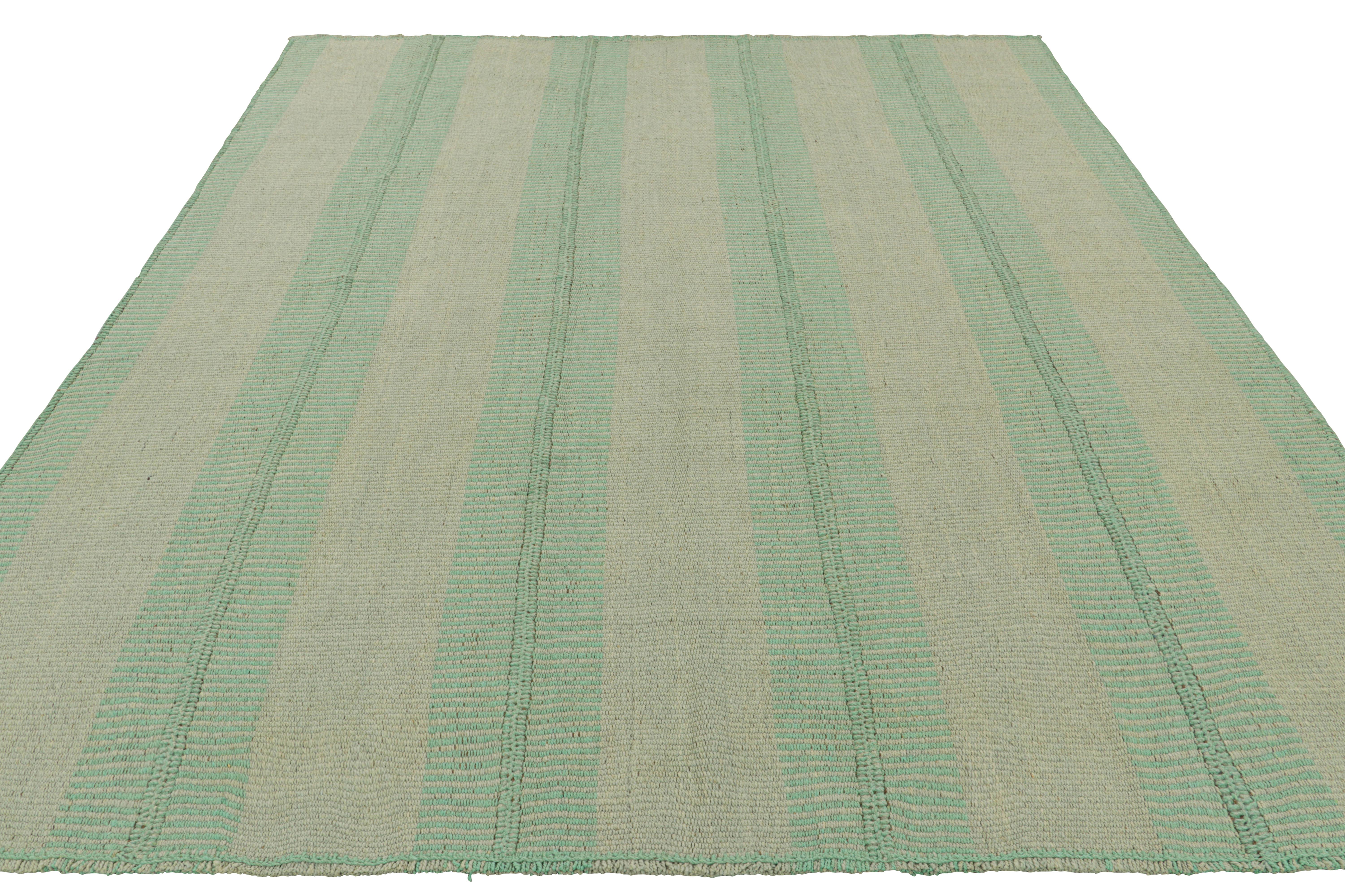Tissé à la main Rug & Kilim's Contemporary Kilim in Seafoam Textural Stripes (Kilim contemporain à rayures texturées) en vente