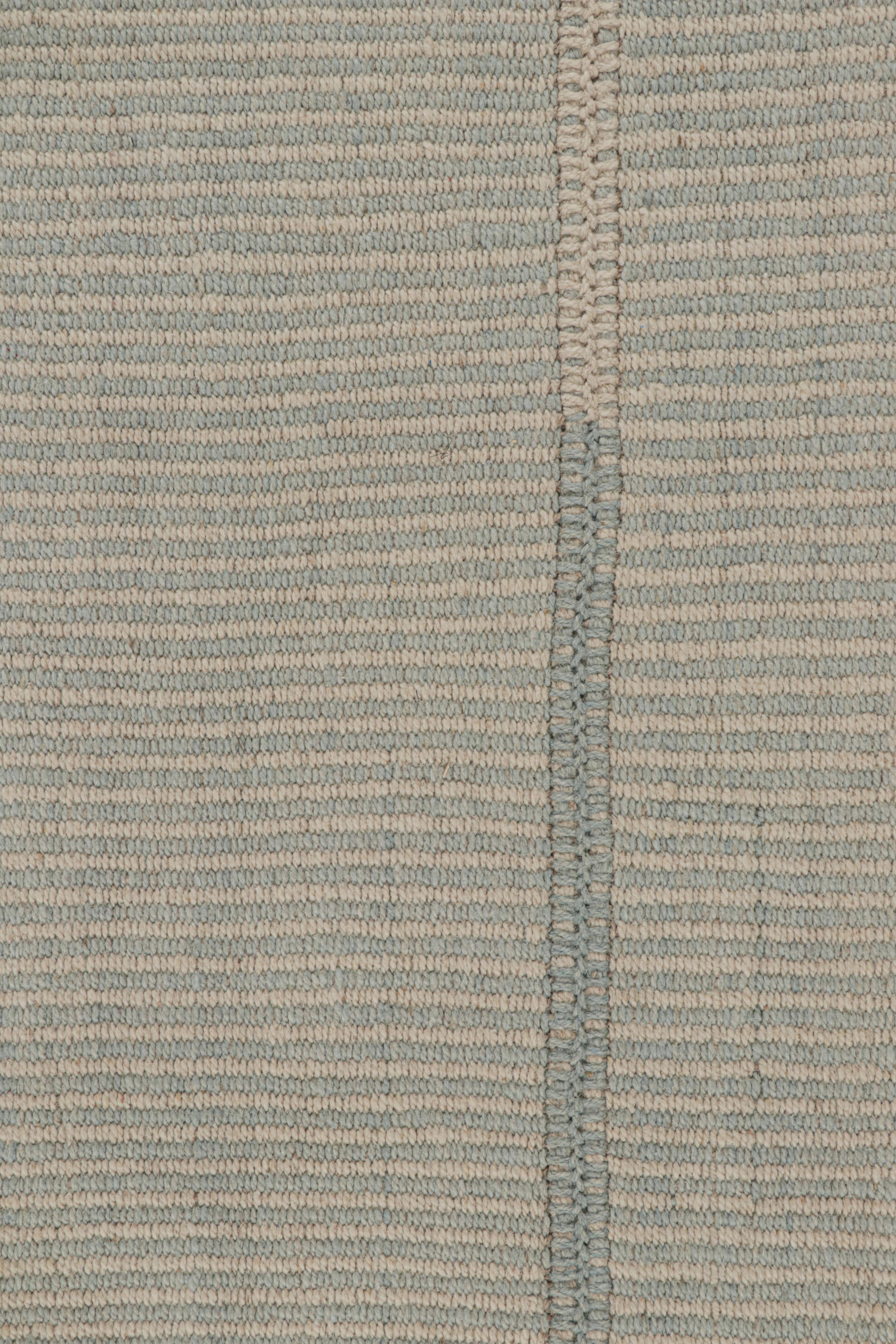 Moderne Rug & Kilim’s Contemporary Kilim in Sky Blue and Off-White Stripes en vente