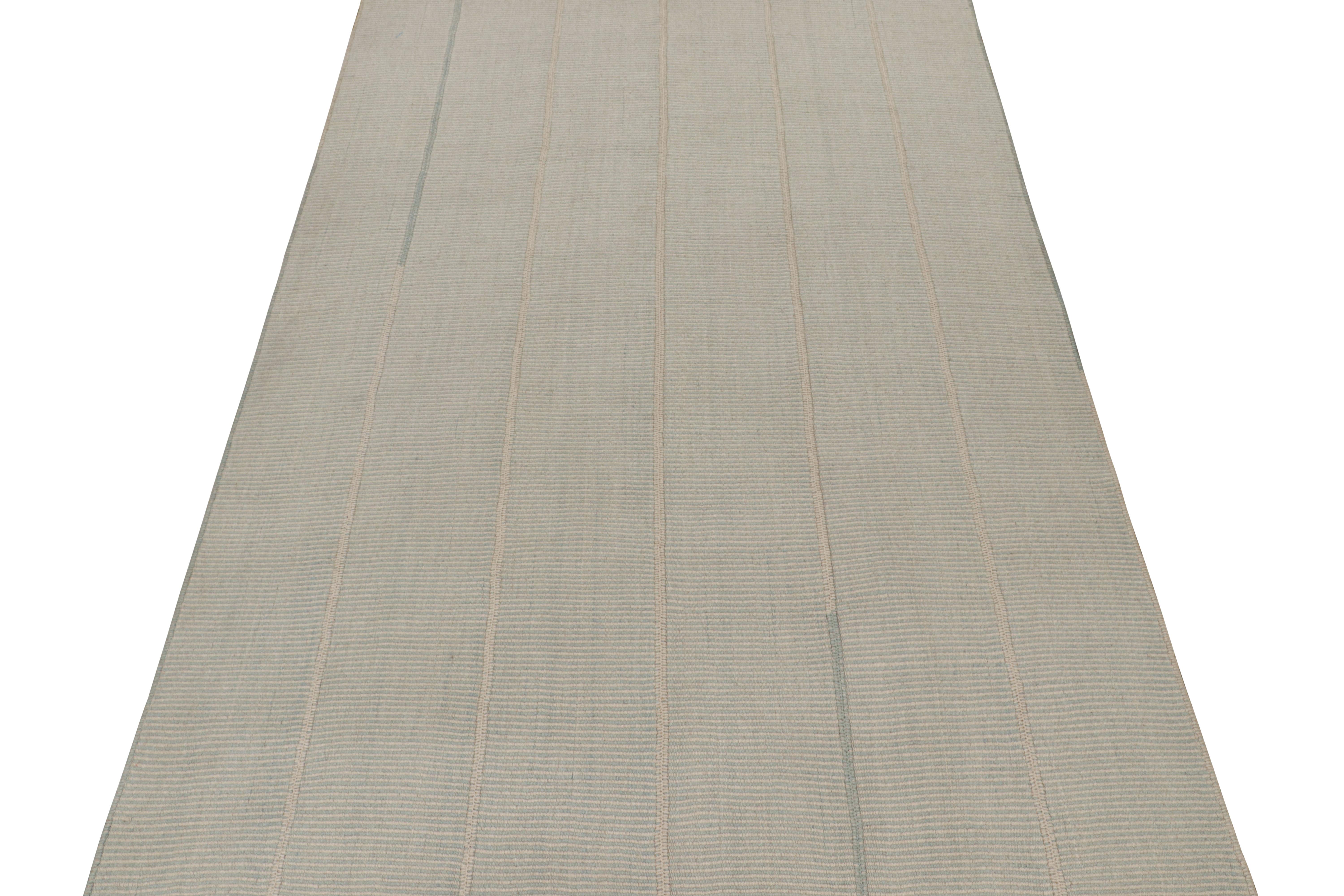 Tissé à la main Rug & Kilim’s Contemporary Kilim in Sky Blue and Off-White Stripes en vente
