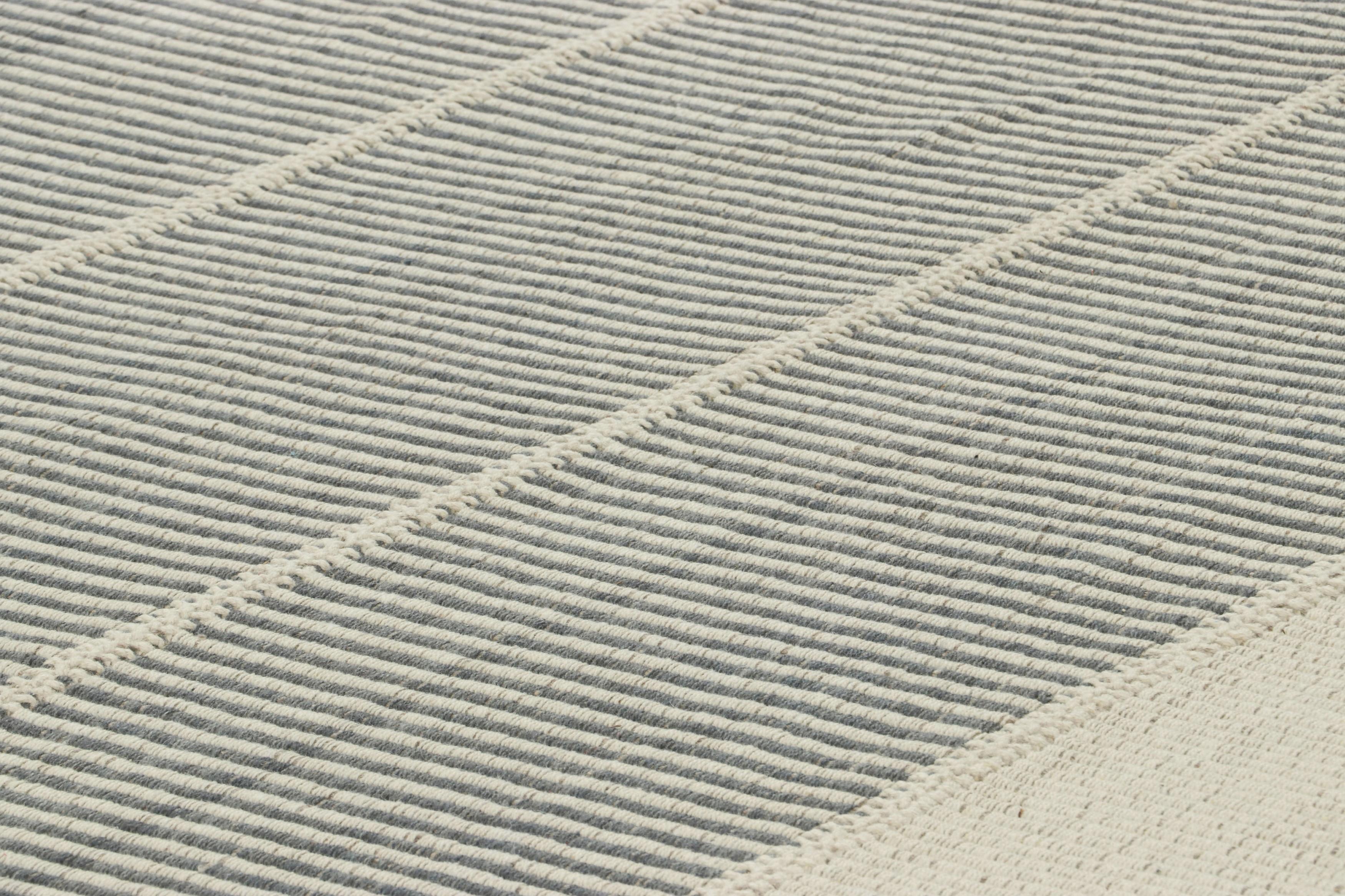 Tissé à la main en laine, ce kilim contemporain 8x10 fait partie d'une nouvelle collection de tissage plat personnalisable de Rug & Kilim.

Sur le Design :

