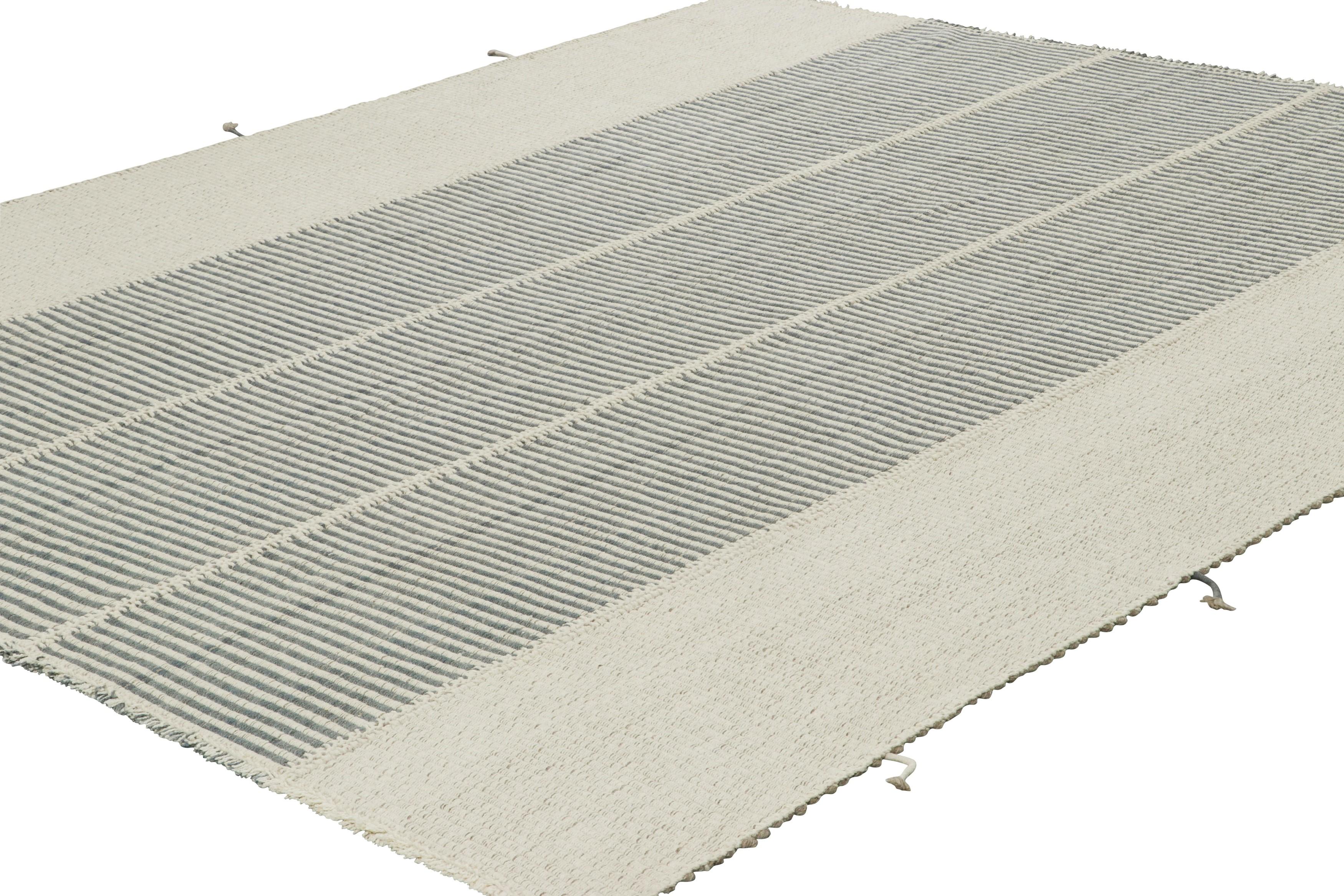 Tissé à la main Rug & Kilim's Contemporary Kilim in Slate Gray, White and Beige Textural Stripes (Kilim contemporain en gris ardoise, rayures texturées blanches et beiges) en vente