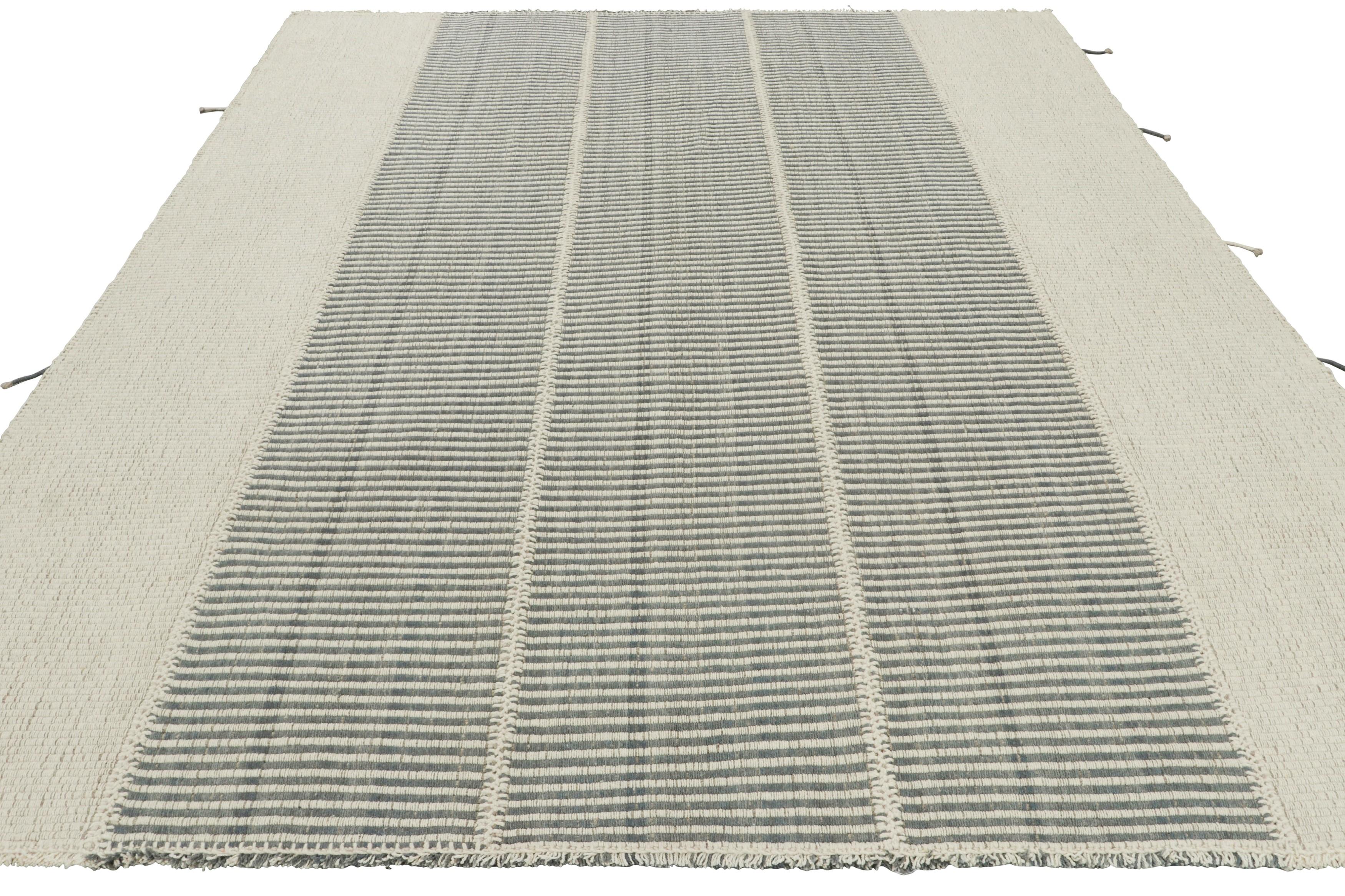 Rug & Kilim's Contemporary Kilim in Slate Gray, White and Beige Textural Stripes (Kilim contemporain en gris ardoise, rayures texturées blanches et beiges) Neuf - En vente à Long Island City, NY