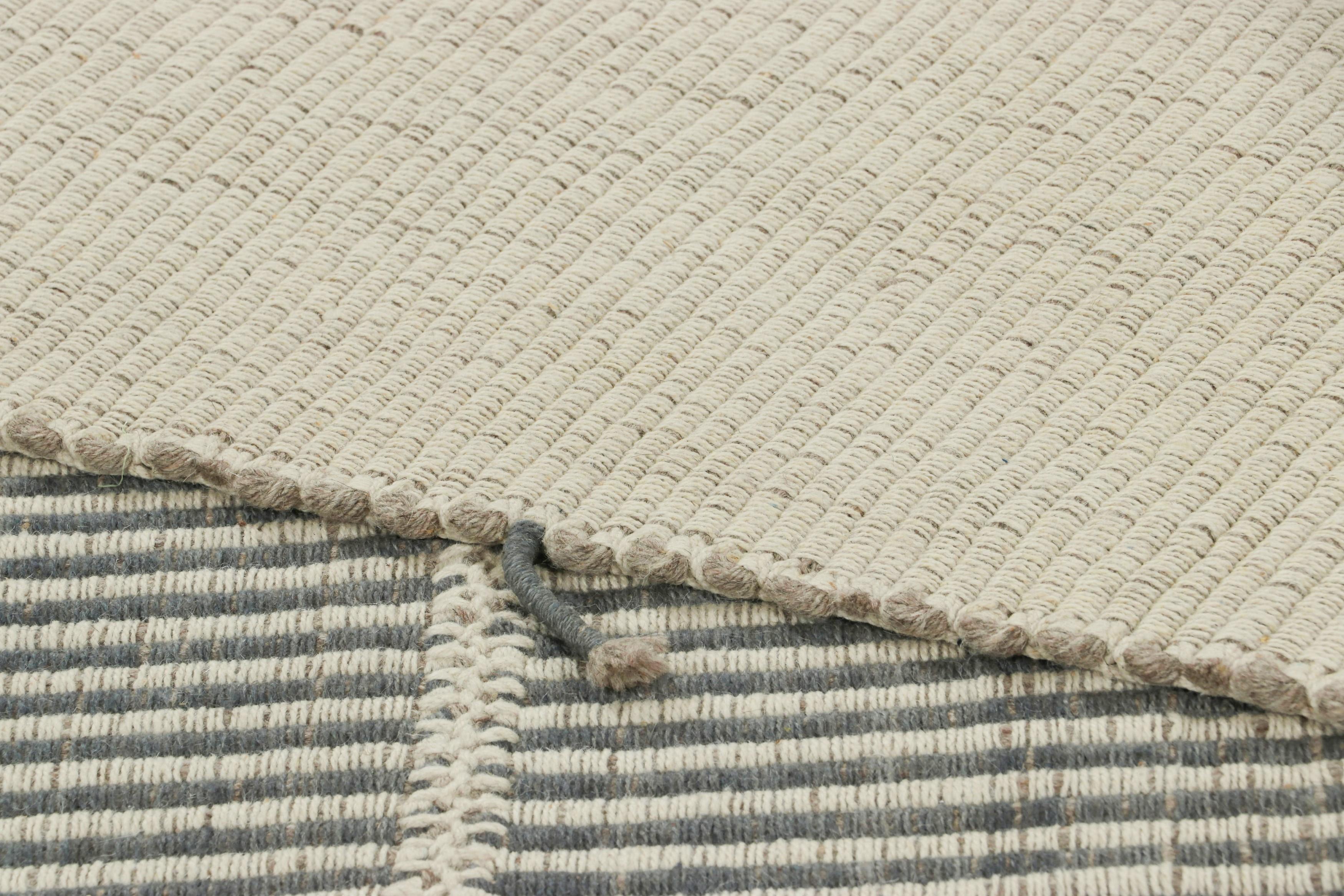 Laine Rug & Kilim's Contemporary Kilim in Slate Gray, White and Beige Textural Stripes (Kilim contemporain en gris ardoise, rayures texturées blanches et beiges) en vente