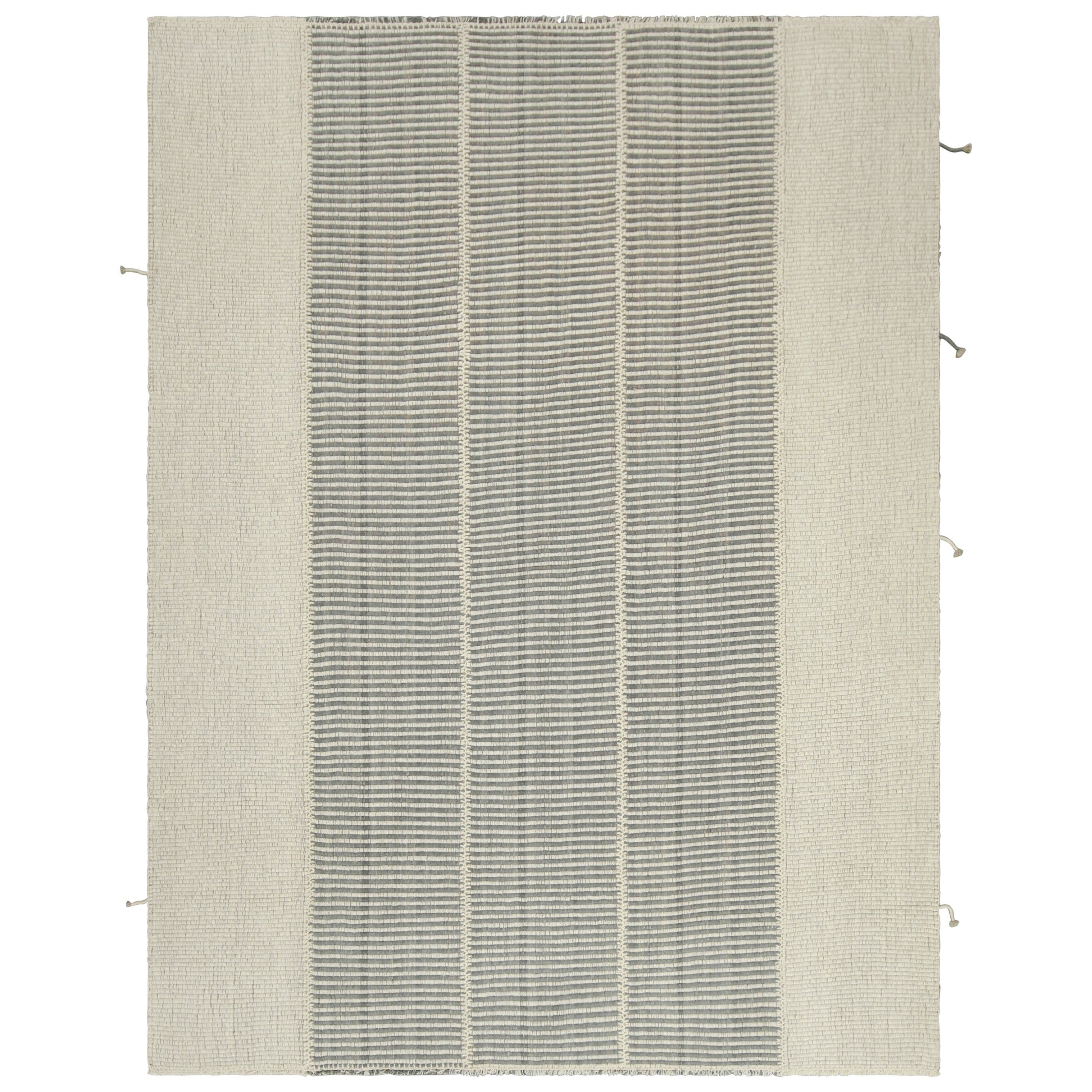 Rug 
Kilim è un kilim contemporaneo a strisce grigio ardesia, bianco e beige.