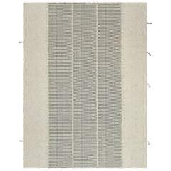 Rug 
Kilim è un kilim contemporaneo a strisce grigio ardesia, bianco e beige.