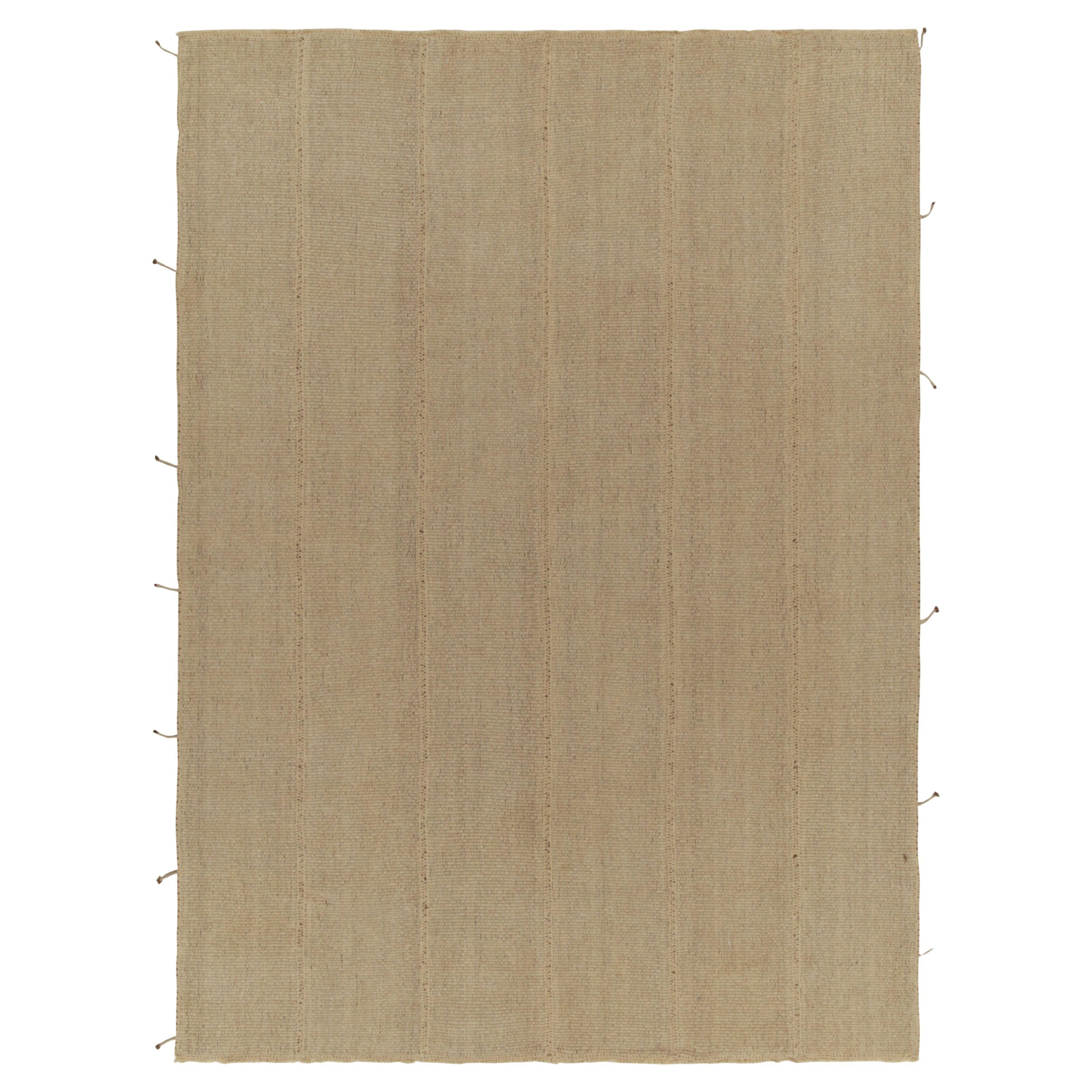 Rug & Kilim è un kilim contemporaneo in stile solido e sabbioso di colore beige-marrone.
