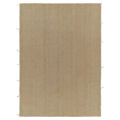 Rug & Kilim è un kilim contemporaneo in stile solido e sabbioso di colore beige-marrone.