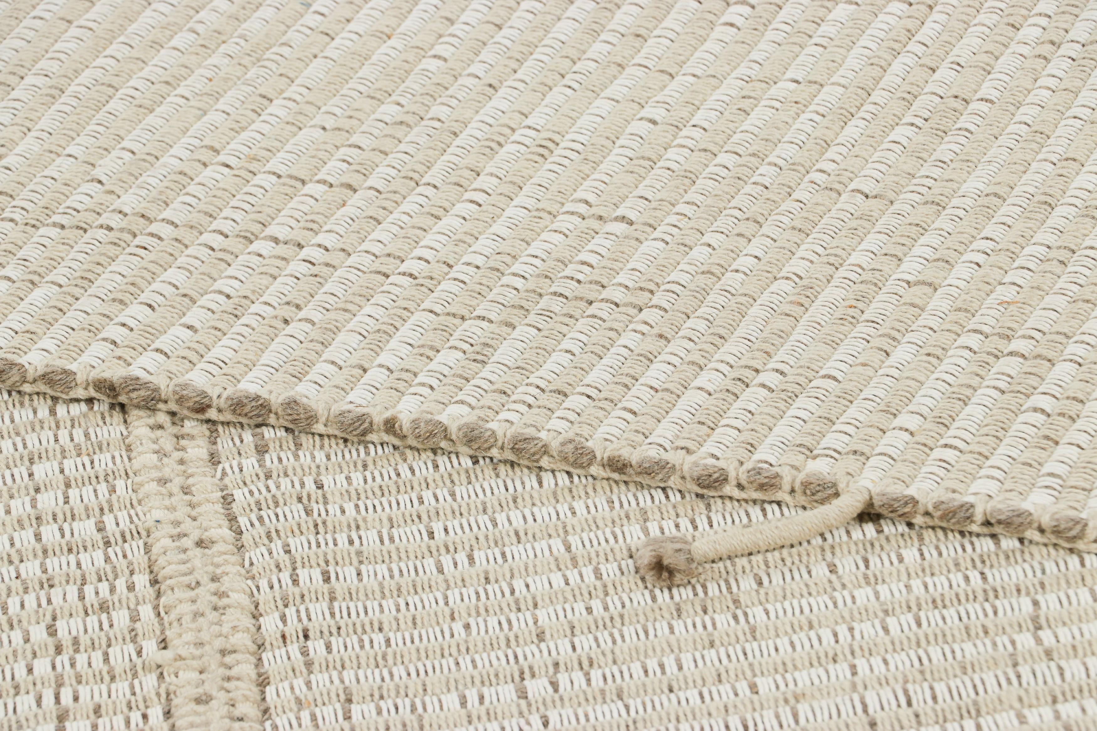 Laine Rug & Kilim's Contemporary Kilim in Textural Beige-Brown and Cream White Stripes (Kilim contemporain en rayures texturées beige-brun et crème-blanc) en vente