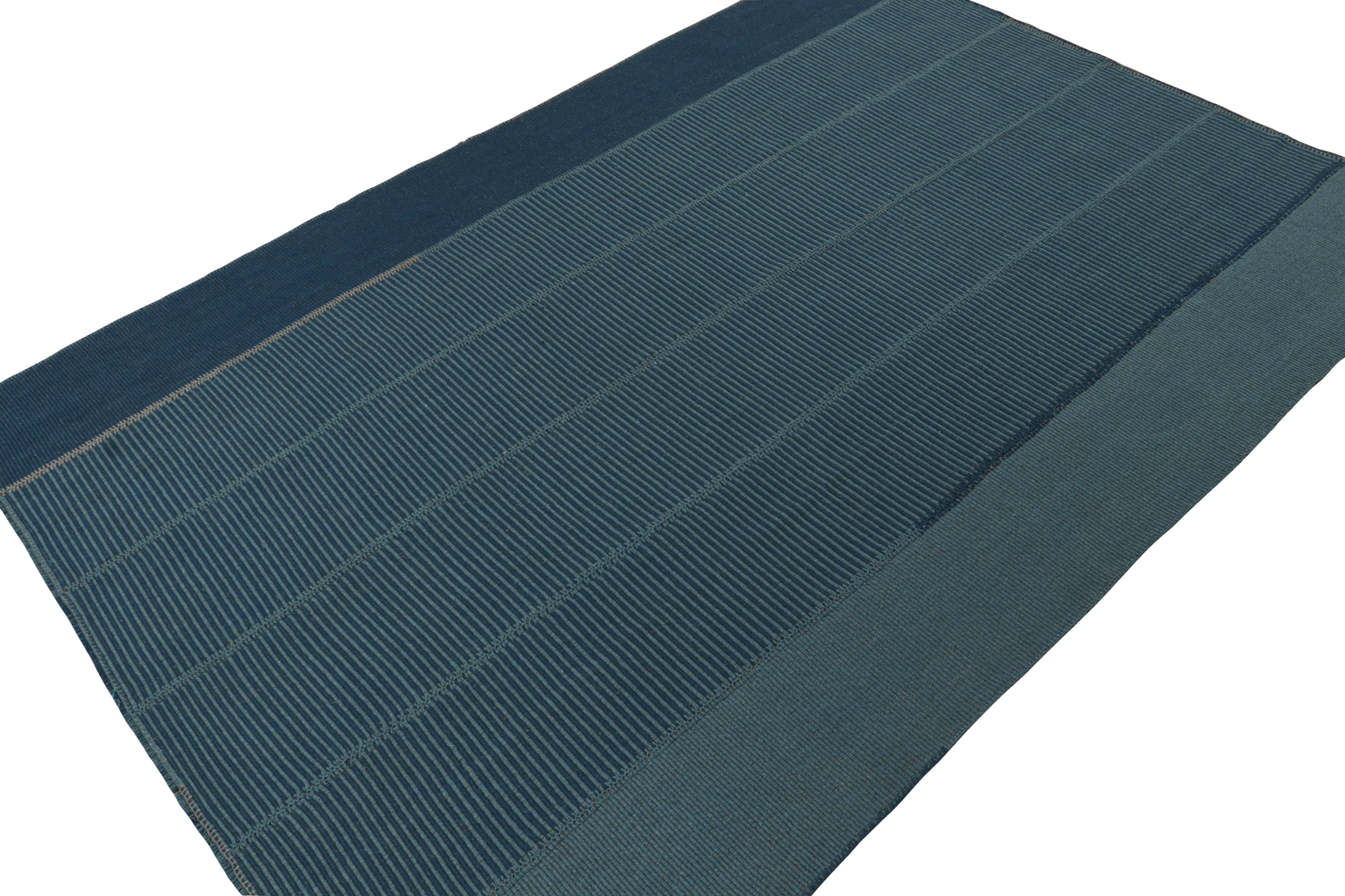 Persiano Rug & Kilim è un kilim contemporaneo nei toni del blu con strisce e accenti marroni. in vendita