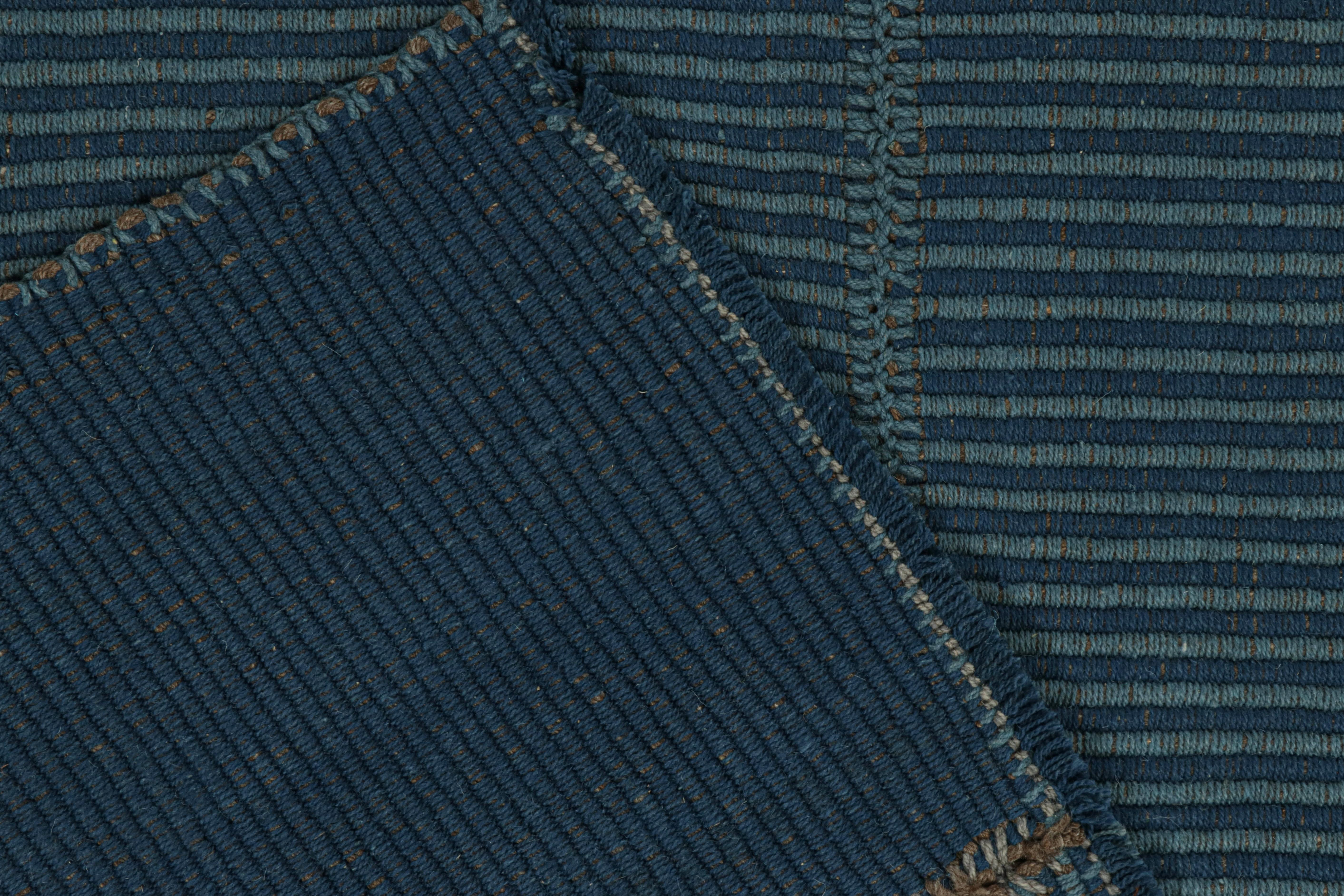 XXI secolo e contemporaneo Rug & Kilim è un kilim contemporaneo nei toni del blu con strisce e accenti marroni. in vendita