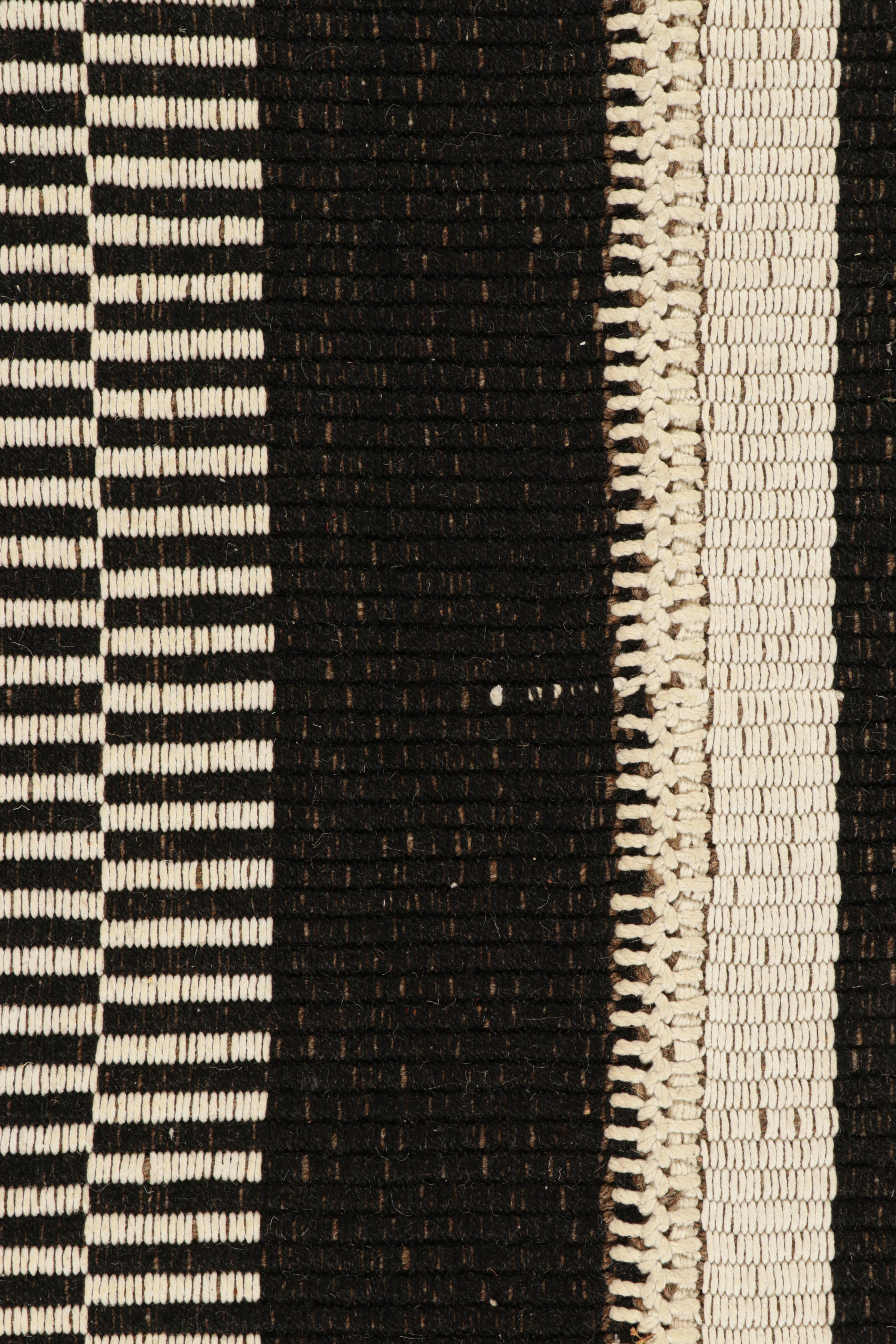 Kilim contemporáneo de Rug & Kilim en rayas texturadas blancas y negras Moderno en venta