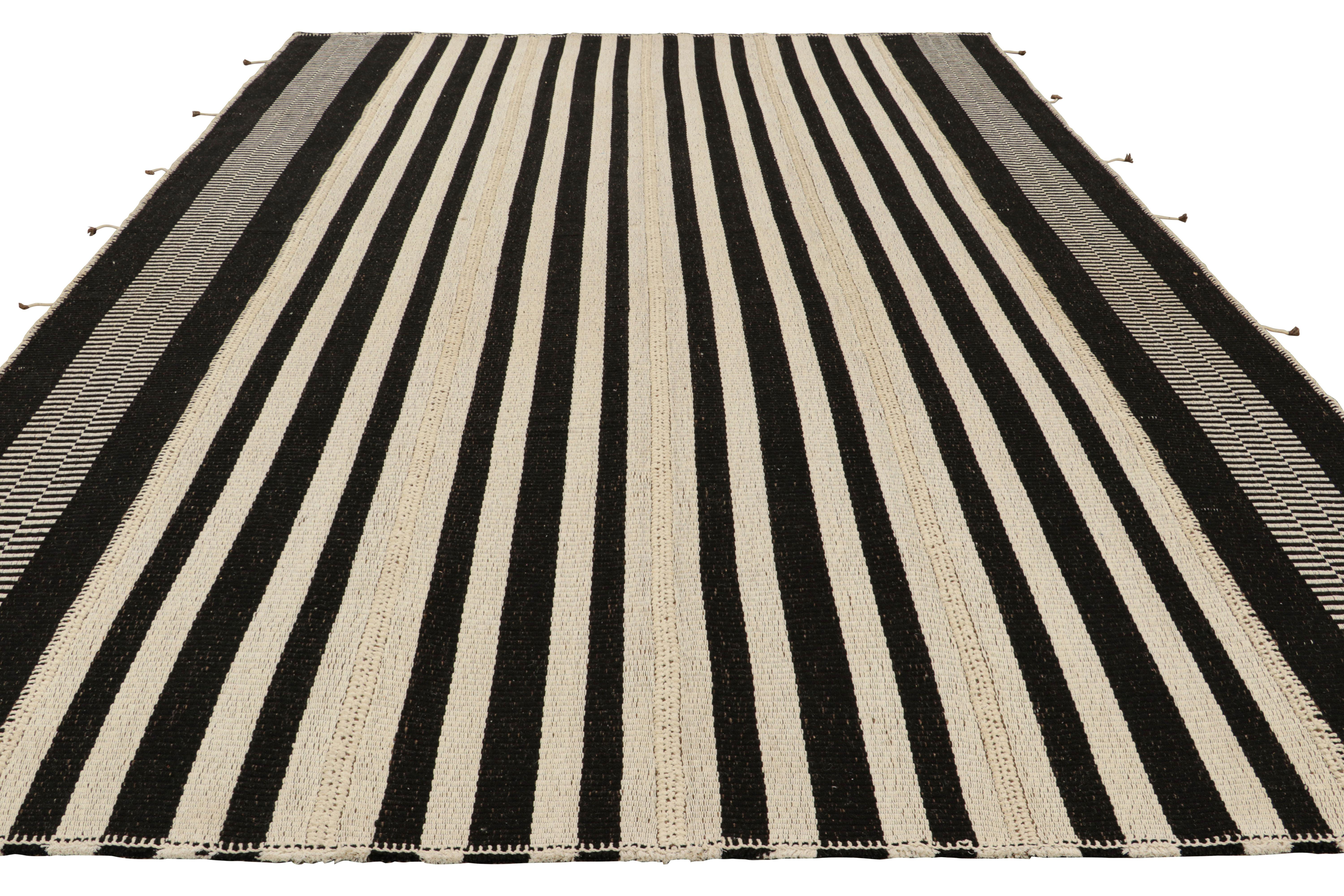 Kilim contemporáneo de Rug & Kilim en rayas texturadas blancas y negras Tejido a mano en venta