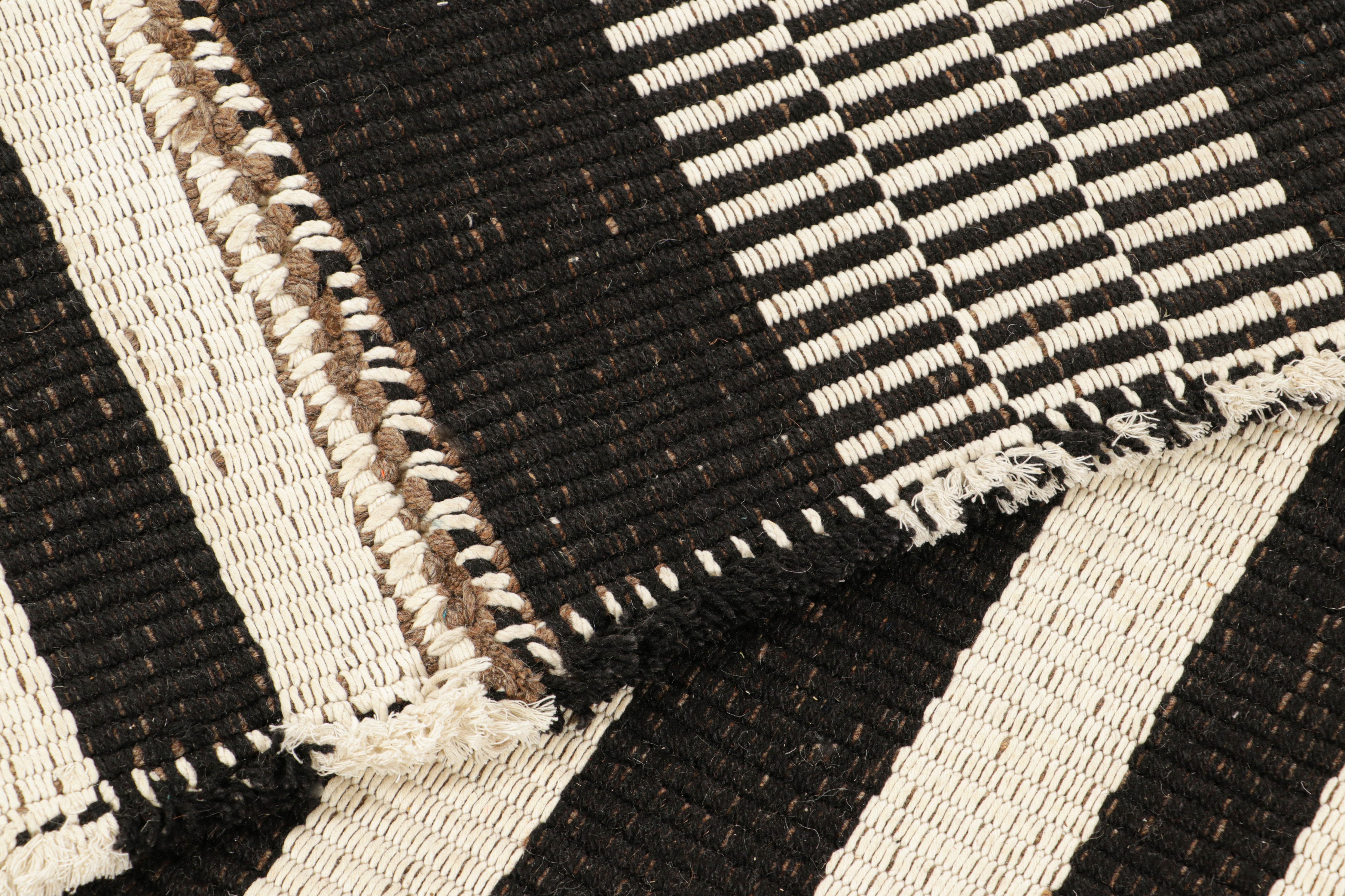 Lana Rug & Kilim è un kilim contemporaneo a strisce bianche e nere. in vendita