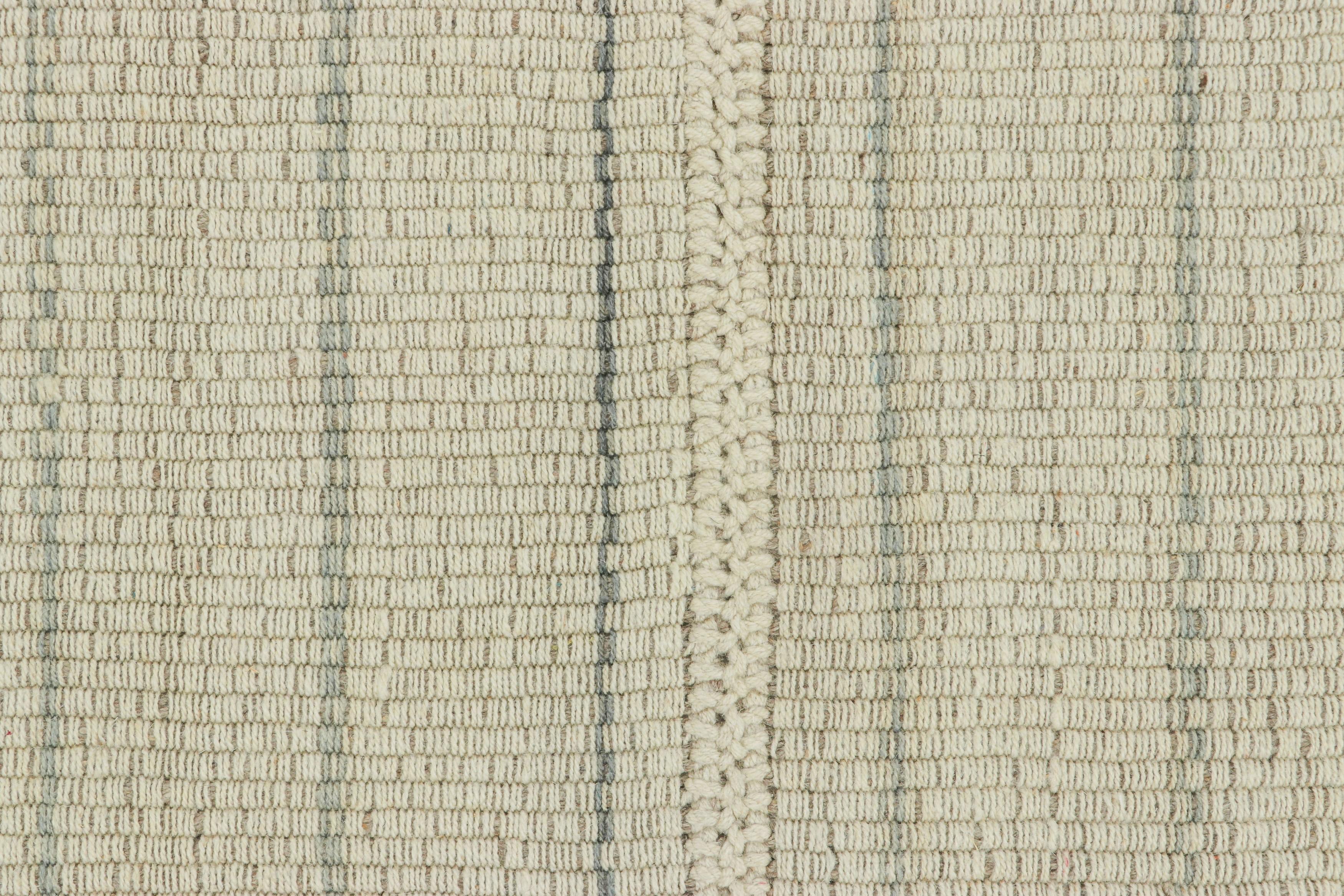 Rug & Kilim's Contemporary Kilim in Weiß und Grau Textural Stripes (Kelim) im Angebot