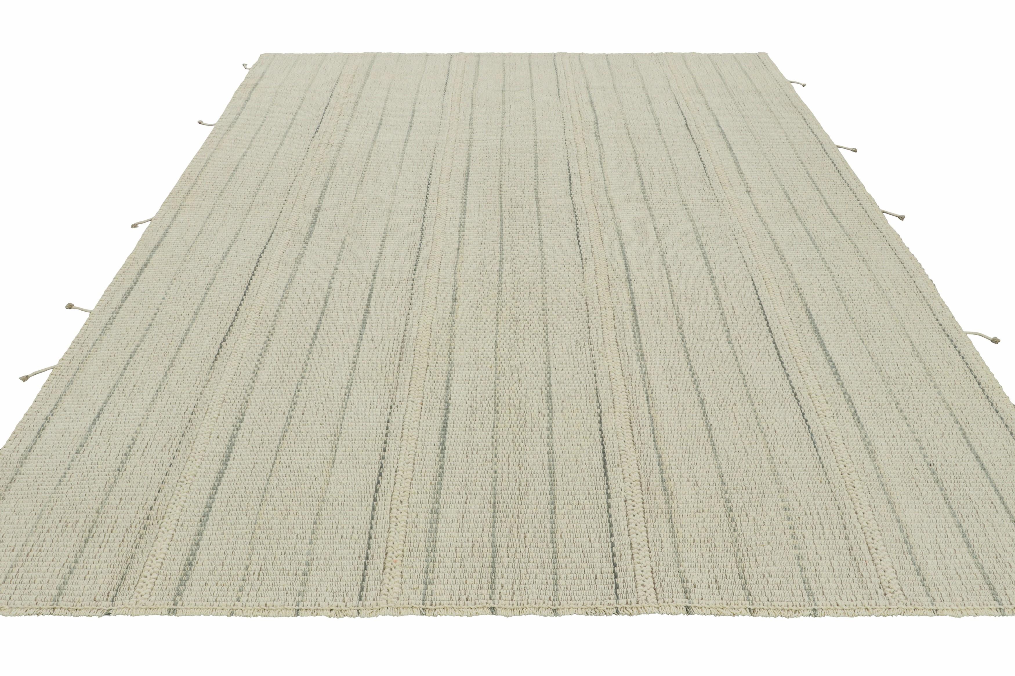 Rug & Kilim's Contemporary Kilim in Weiß und Grau Textural Stripes (Handgewebt) im Angebot