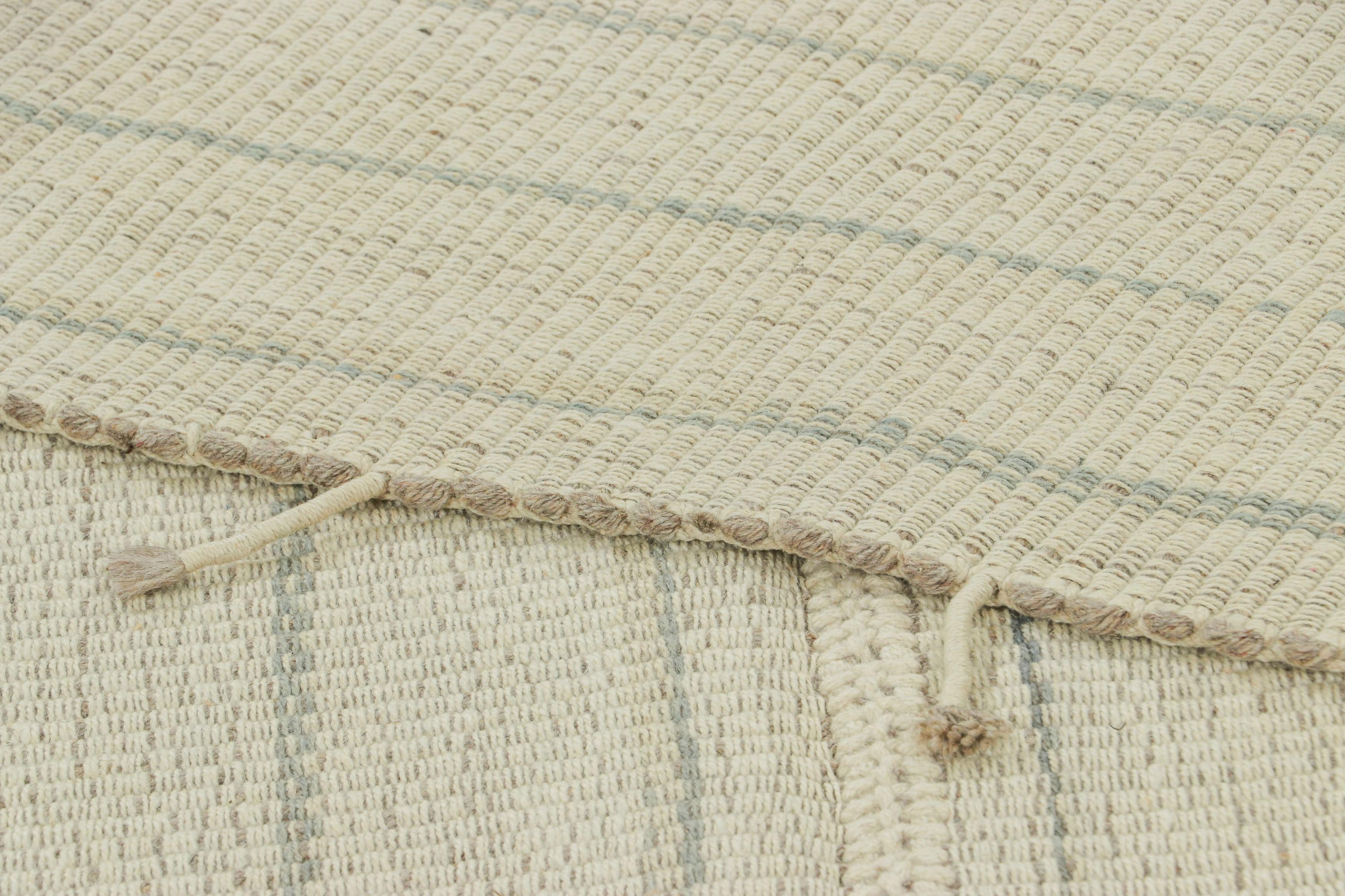 Rug & Kilim's Contemporary Kilim in Weiß und Grau Textural Stripes (21. Jahrhundert und zeitgenössisch) im Angebot