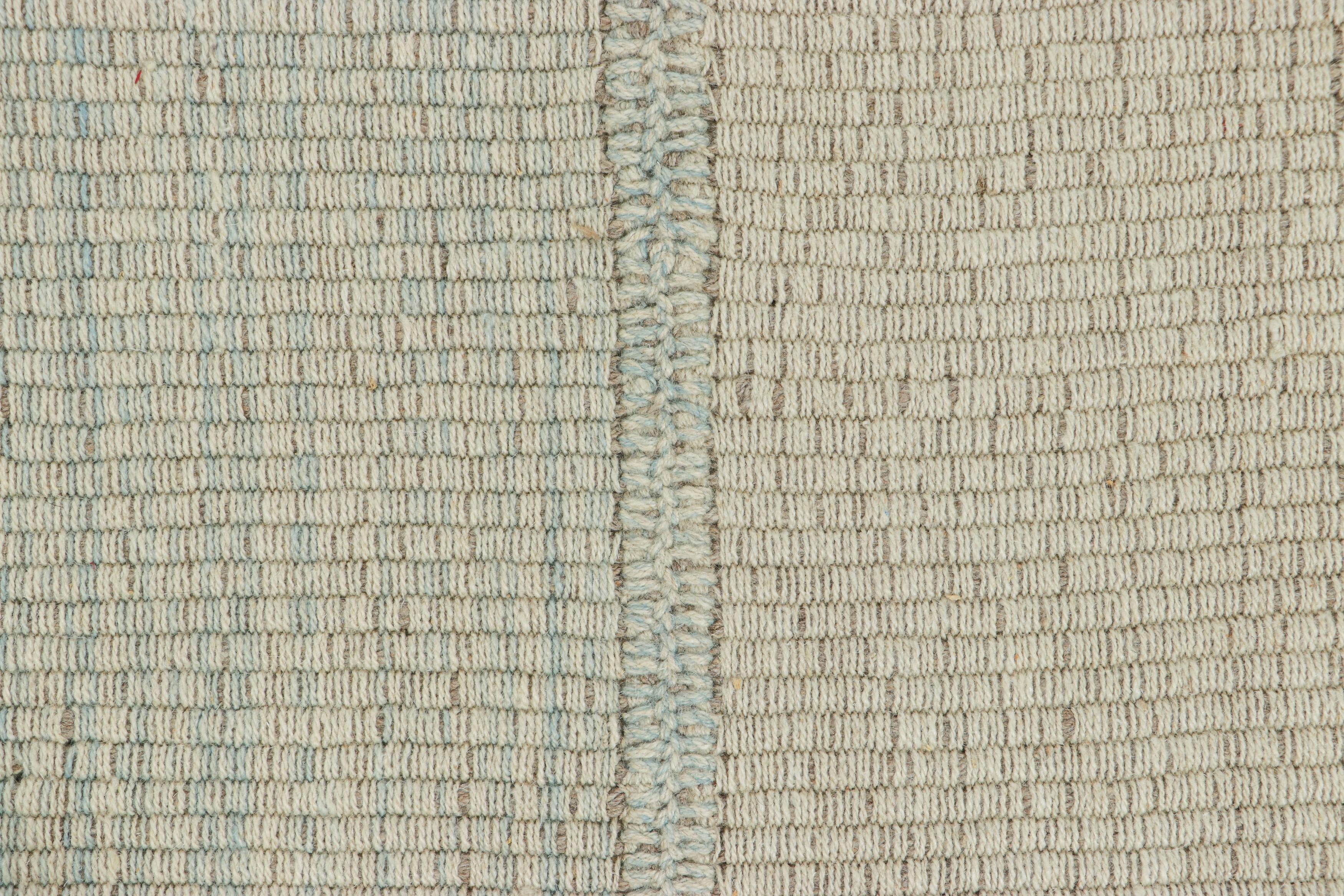 Rug & Kilim's Contemporary Kilim in Weiß und Hellblau Texturstreifen (Kelim) im Angebot