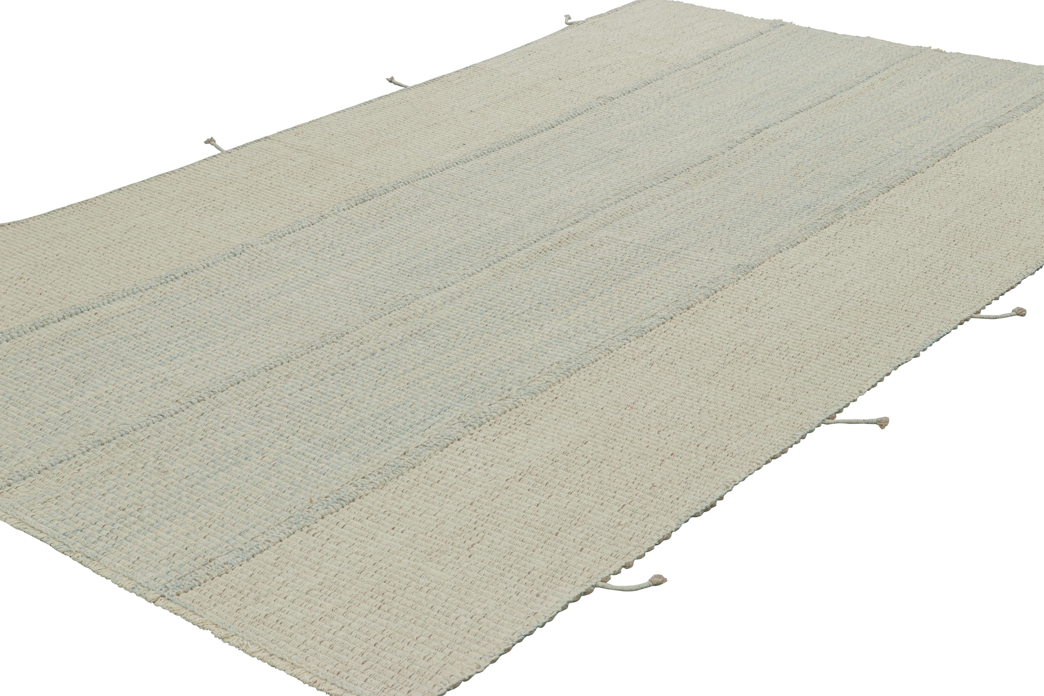 Rug & Kilim's Contemporary Kilim in Weiß und Hellblau Texturstreifen (Indisch) im Angebot