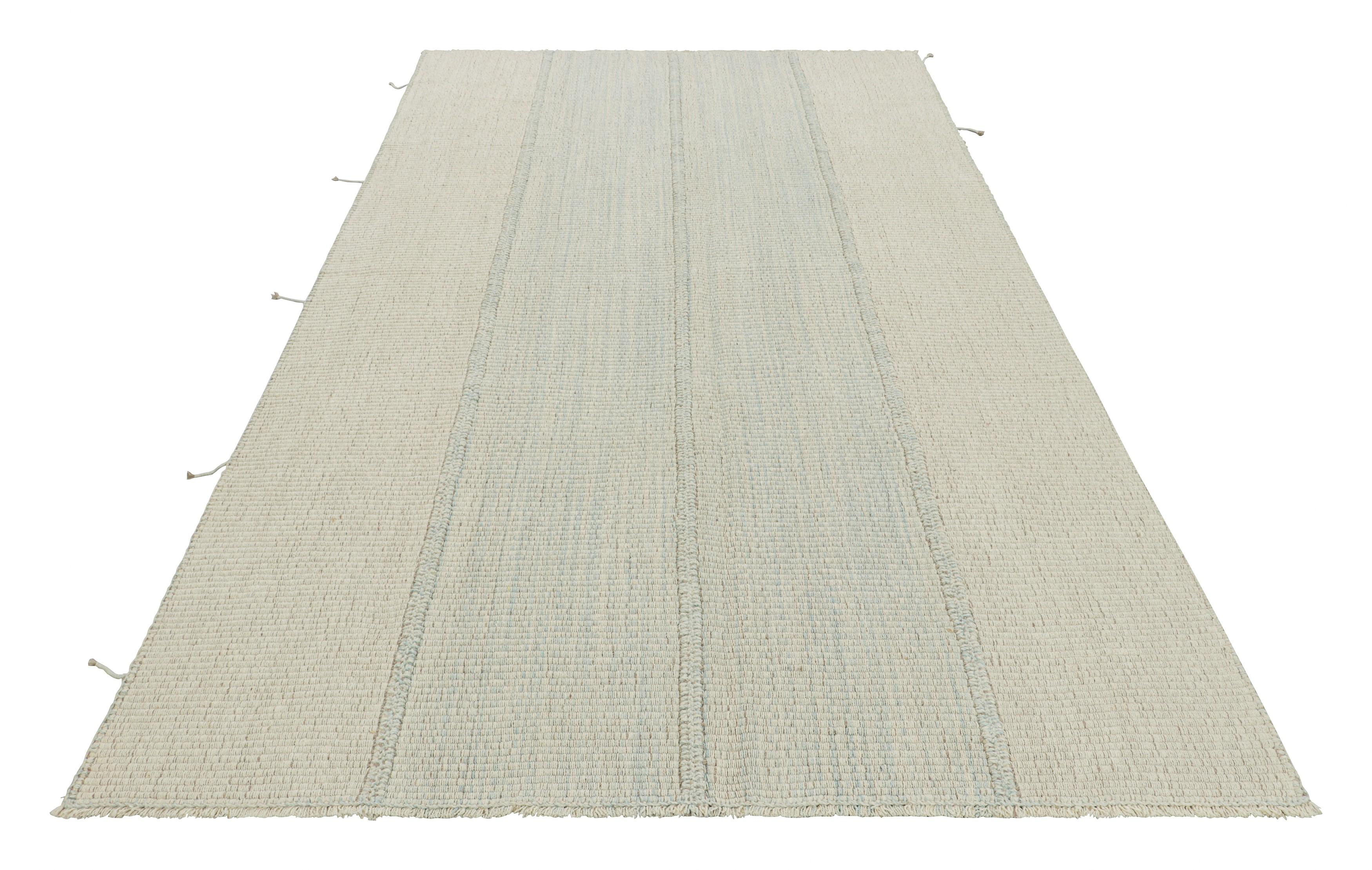 Rug & Kilim's Contemporary Kilim in Weiß und Hellblau Texturstreifen (Handgeknüpft) im Angebot