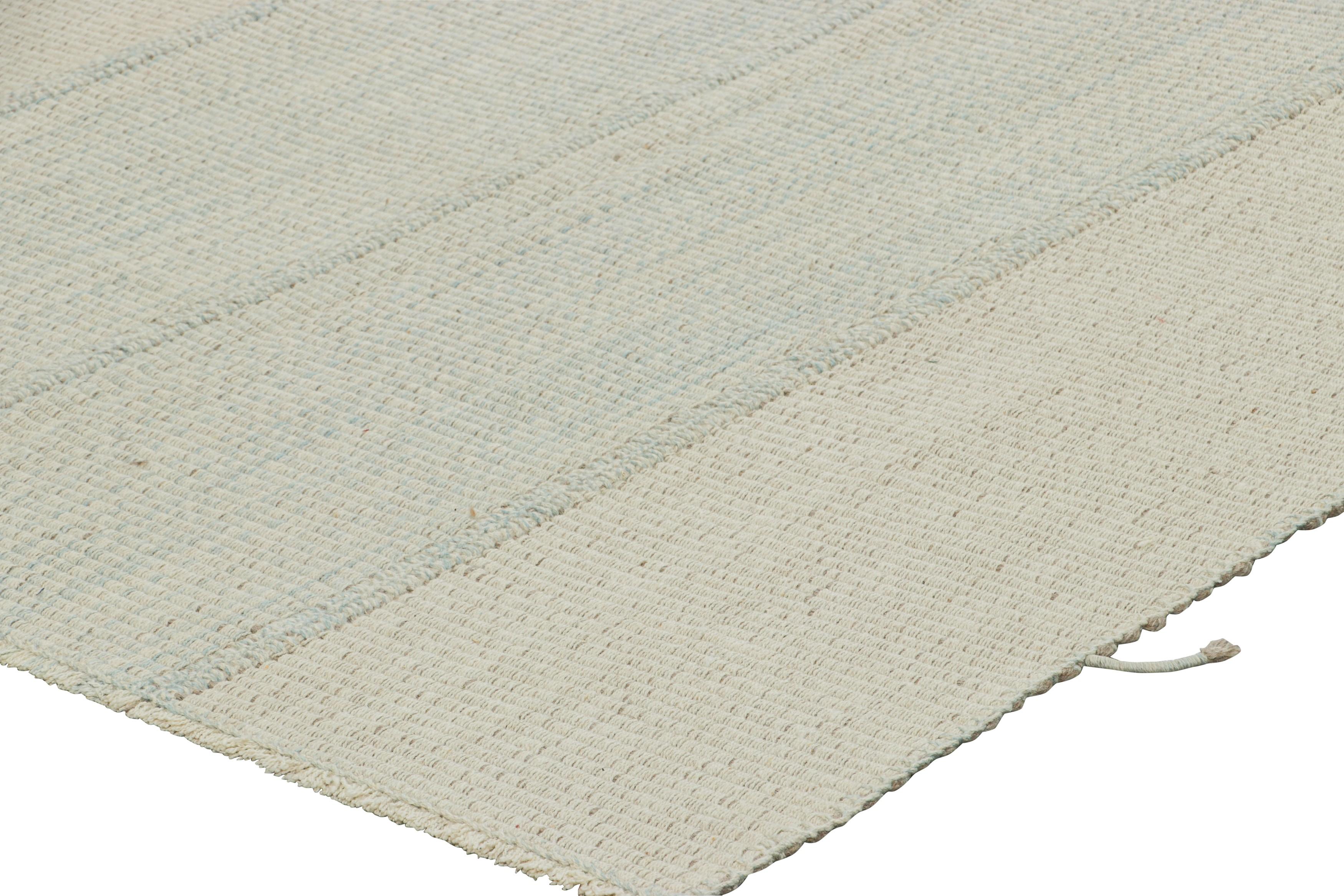 Rug & Kilim's Contemporary Kilim in Weiß und Hellblau Texturstreifen im Zustand „Neu“ im Angebot in Long Island City, NY