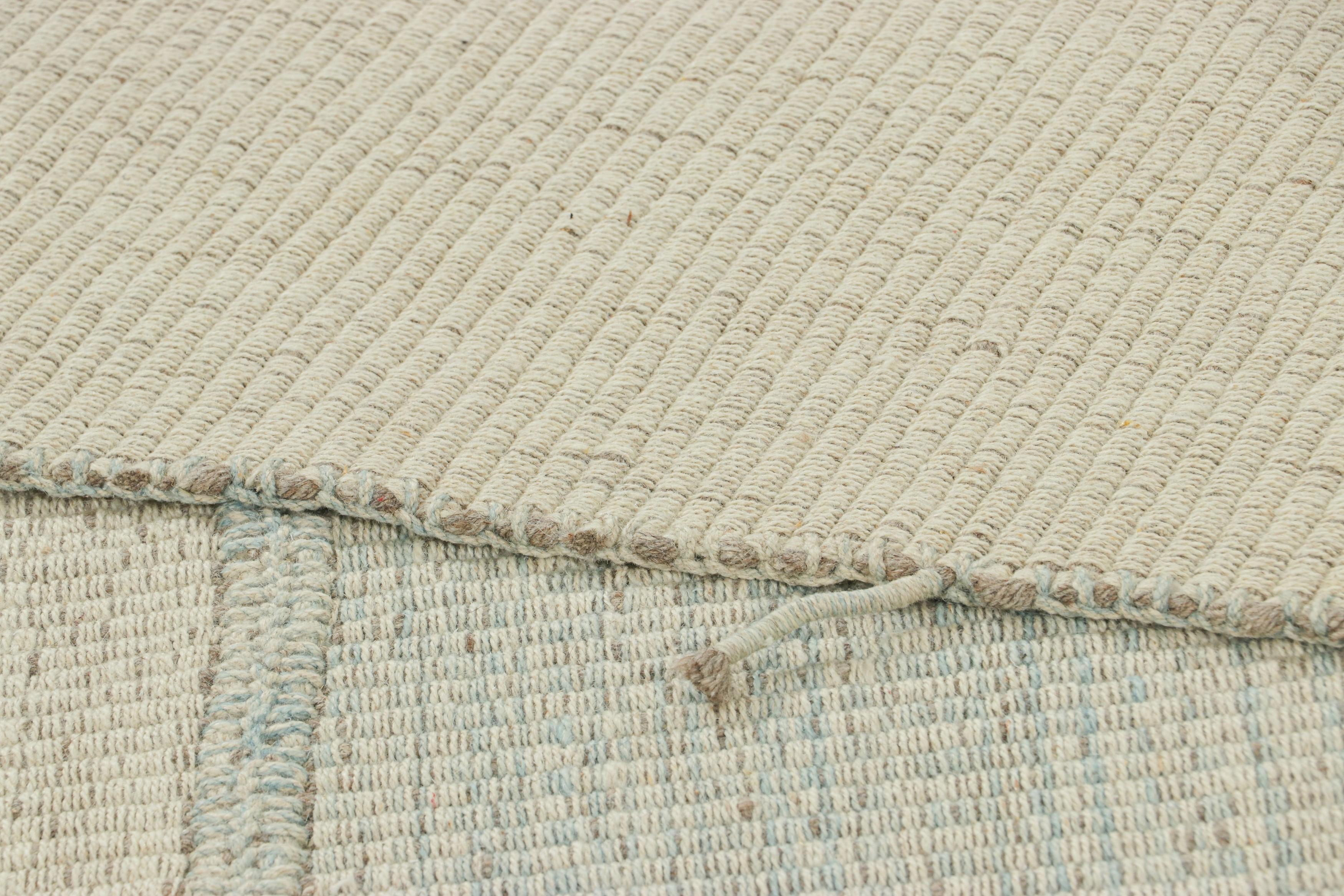 Rug & Kilim's Contemporary Kilim in Weiß und Hellblau Texturstreifen (21. Jahrhundert und zeitgenössisch) im Angebot