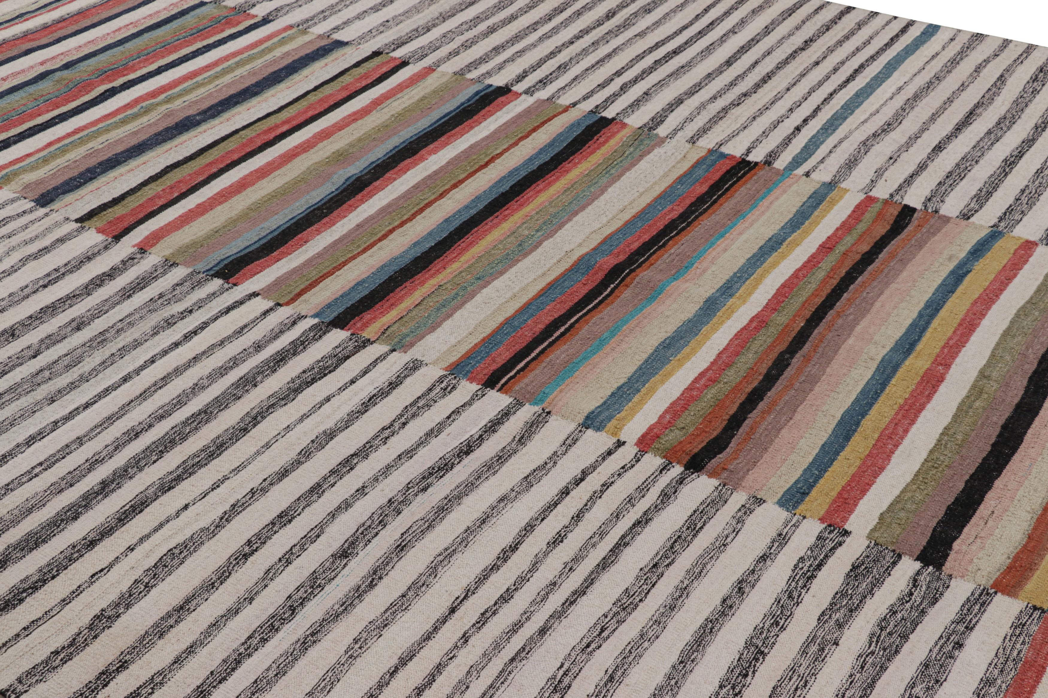 Dieser 9x12 große zeitgenössische Kelim aus handgewebter Wolle ist ein besonders aufregendes neues Rug & Kilim-Original, das eine kundenspezifische Flachgewebe-Linie mit einer einzigartigen Interpretation alter und antiker türkischer und persischer