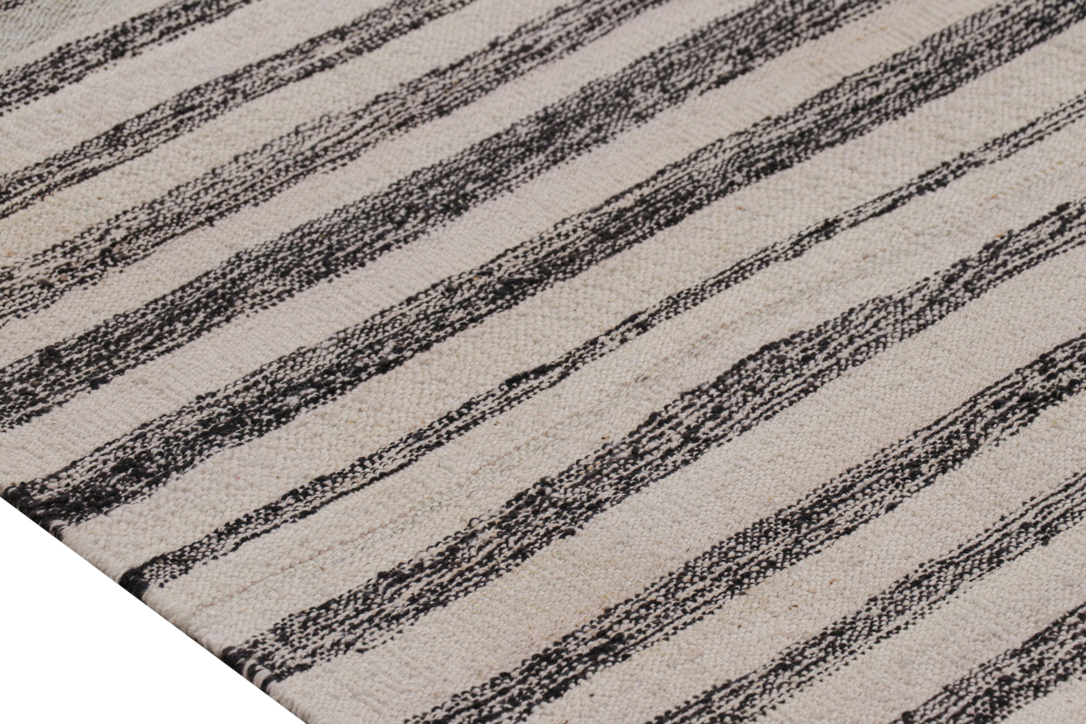 Rug & Kilim's Contemporary Kilim in Weiß mit polychromen Streifen und Paneelen (Moderne) im Angebot
