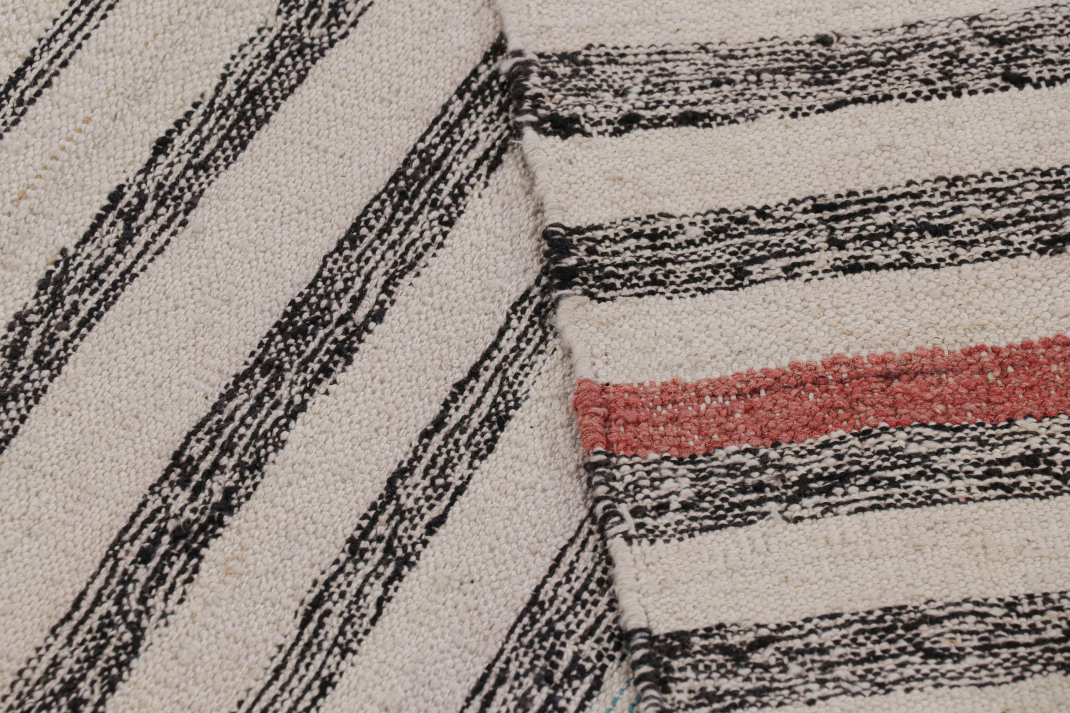Rug & Kilim's Contemporary Kilim in Weiß mit polychromen Streifen und Paneelen (21. Jahrhundert und zeitgenössisch) im Angebot