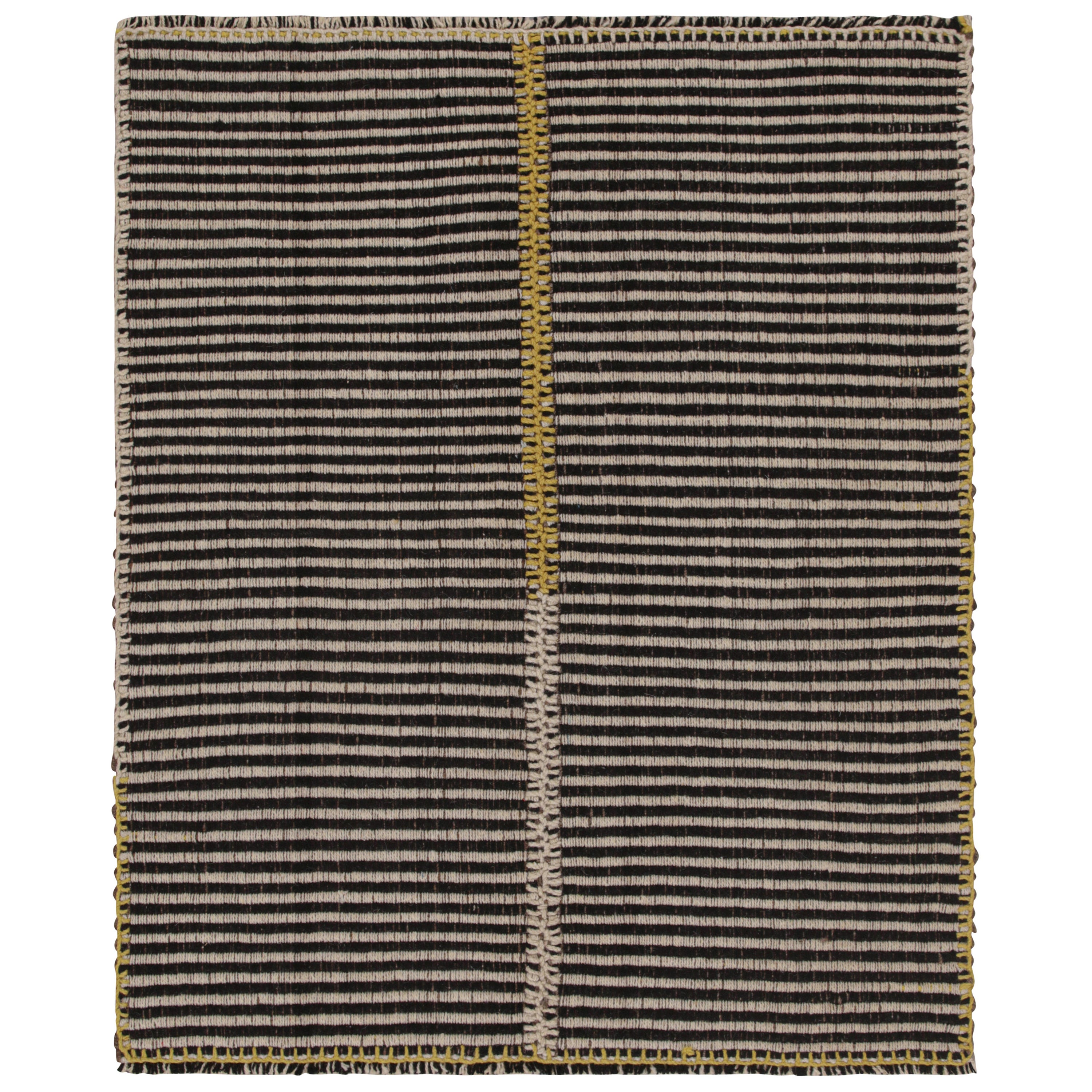 Rug & Kilim è un kilim contemporaneo con strisce beige-marrone e accenti dorati in vendita