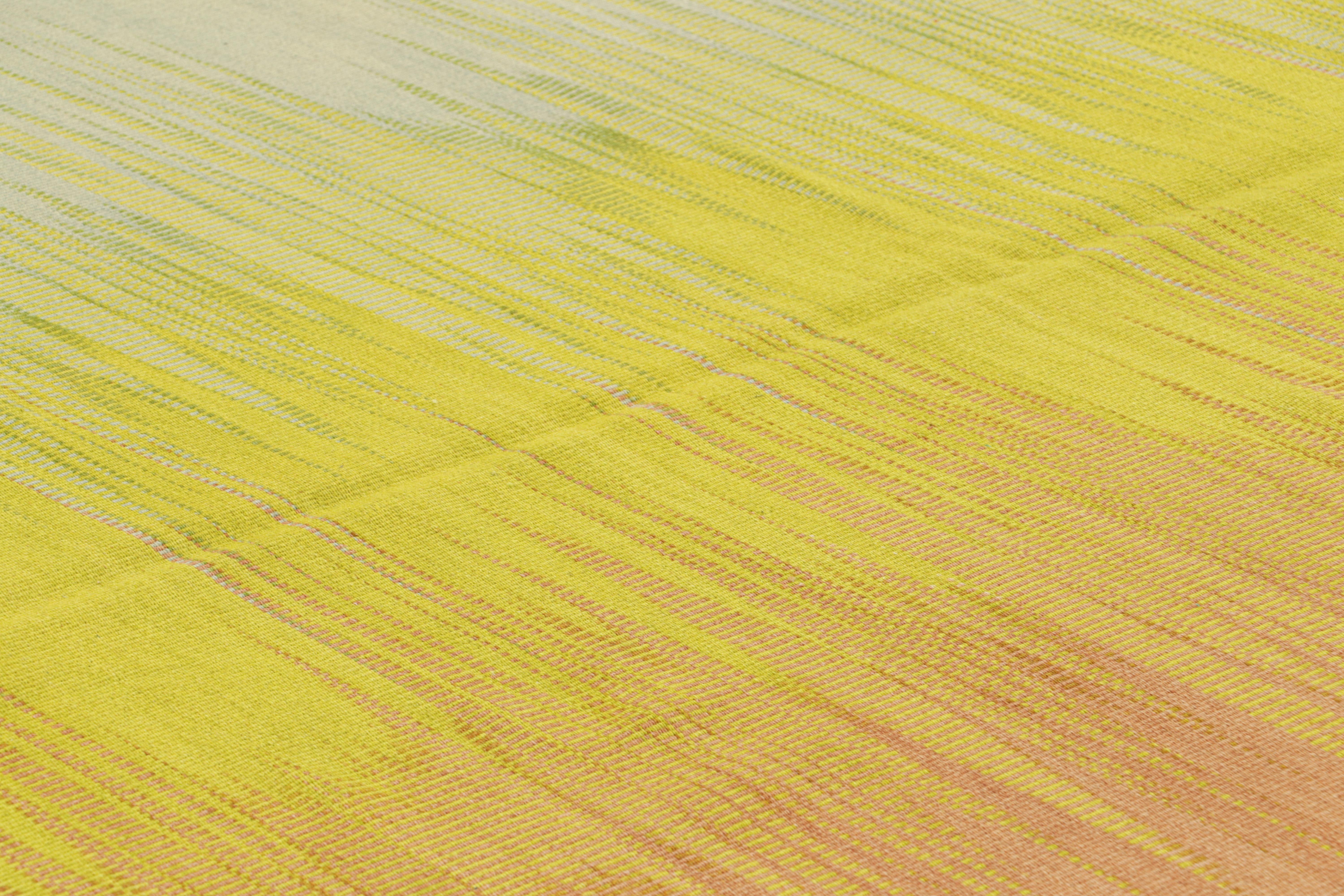 Moderno Rug & Kilim: Kilim contemporaneo a strisce e motivi gialli, blu e rosa in vendita