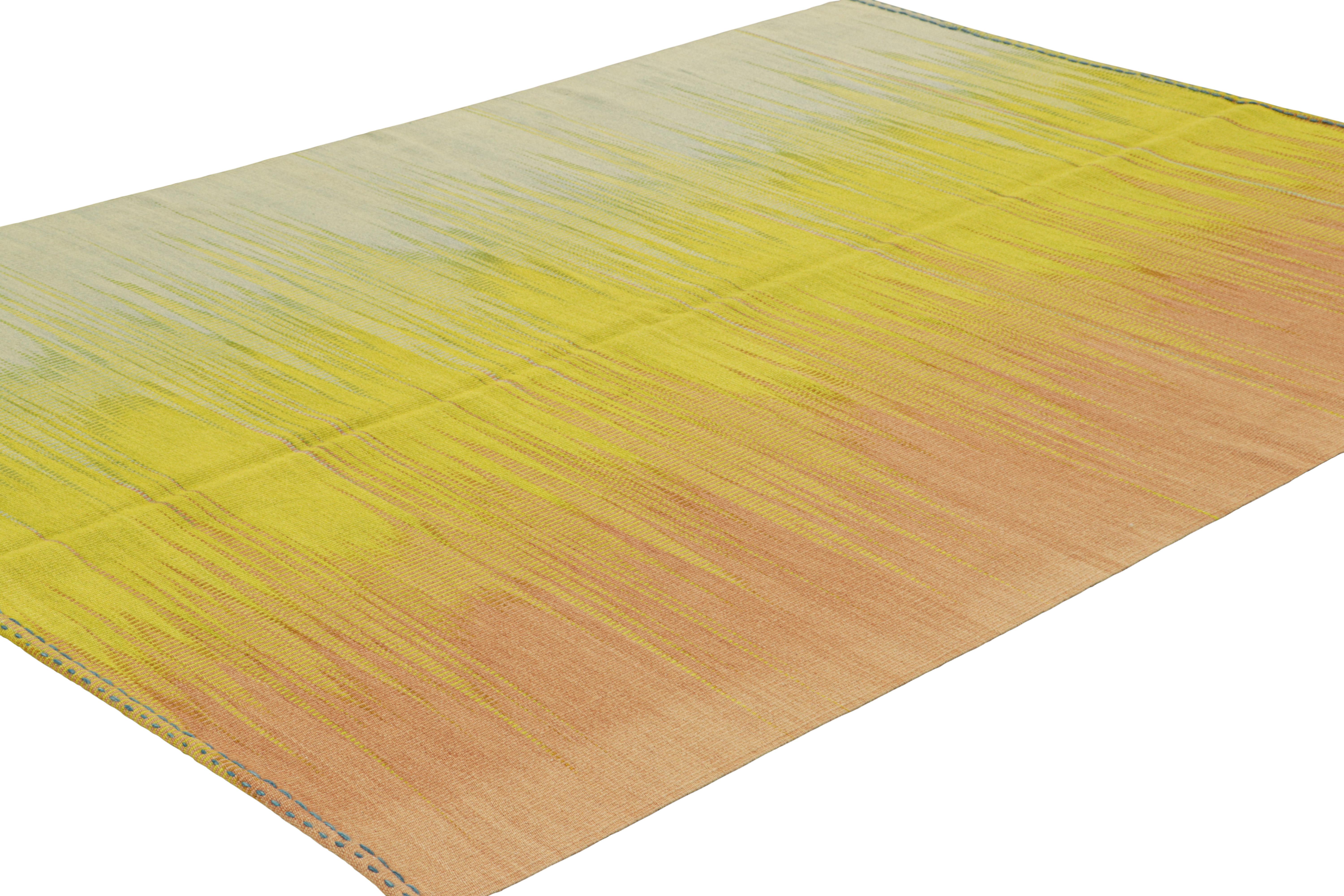 Rug & Kilim's Contemporary Kilim in Gelb, Blau und Rosa Streifen und Mustern (Türkisch) im Angebot