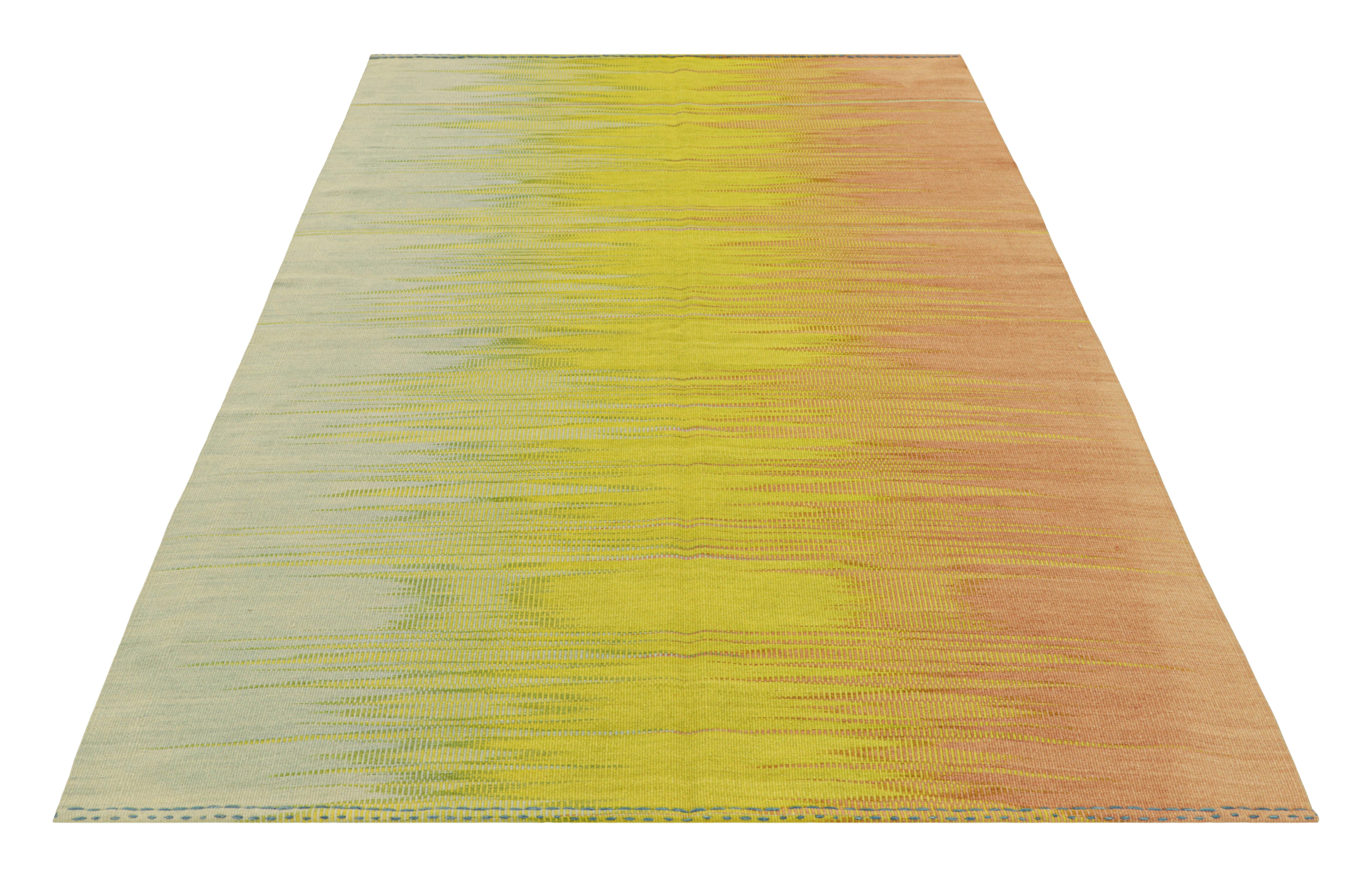 Tessuto a mano Rug & Kilim: Kilim contemporaneo a strisce e motivi gialli, blu e rosa in vendita